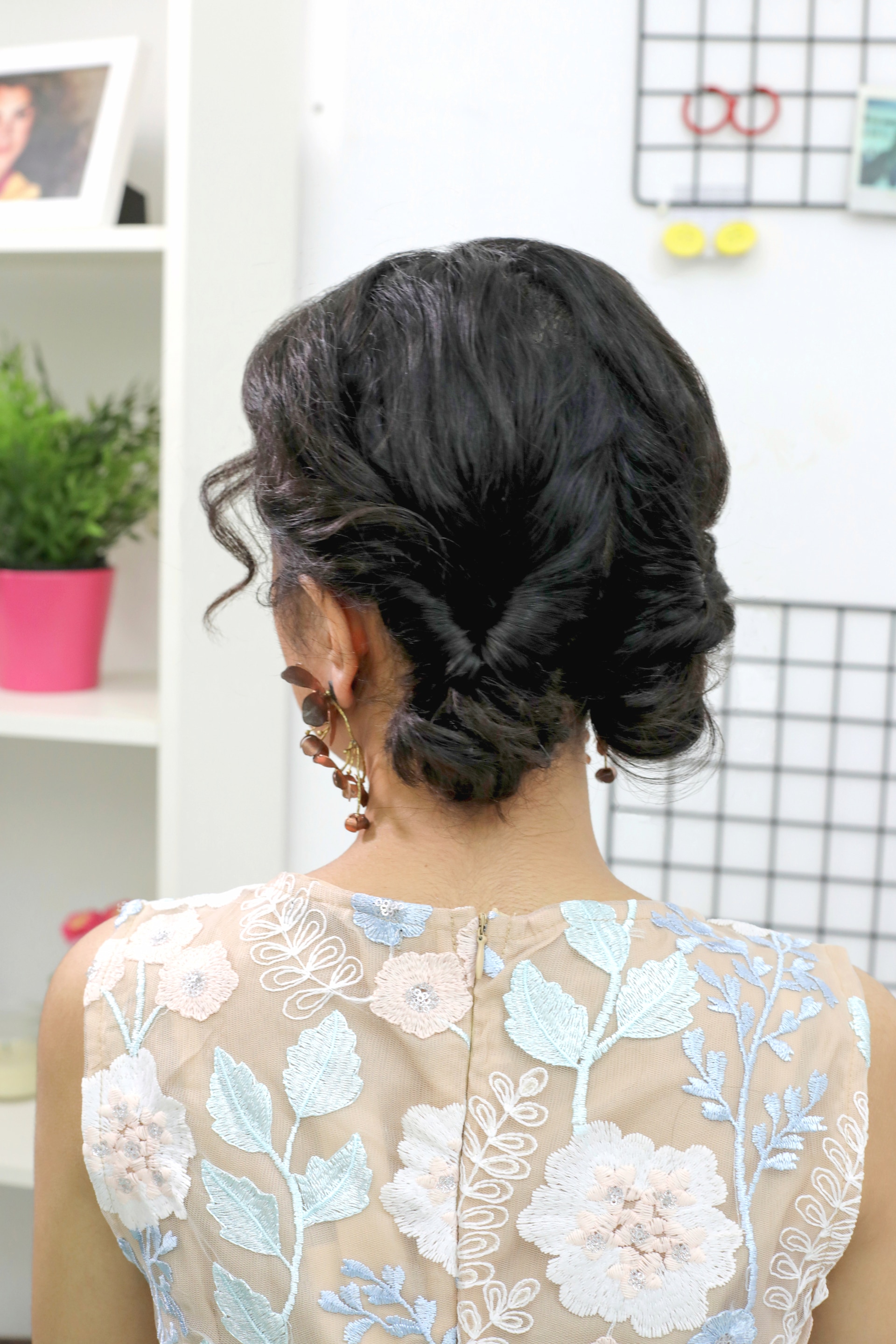 Wanita berbagi tutorial gaya mini bun untuk rambut keriting pendek