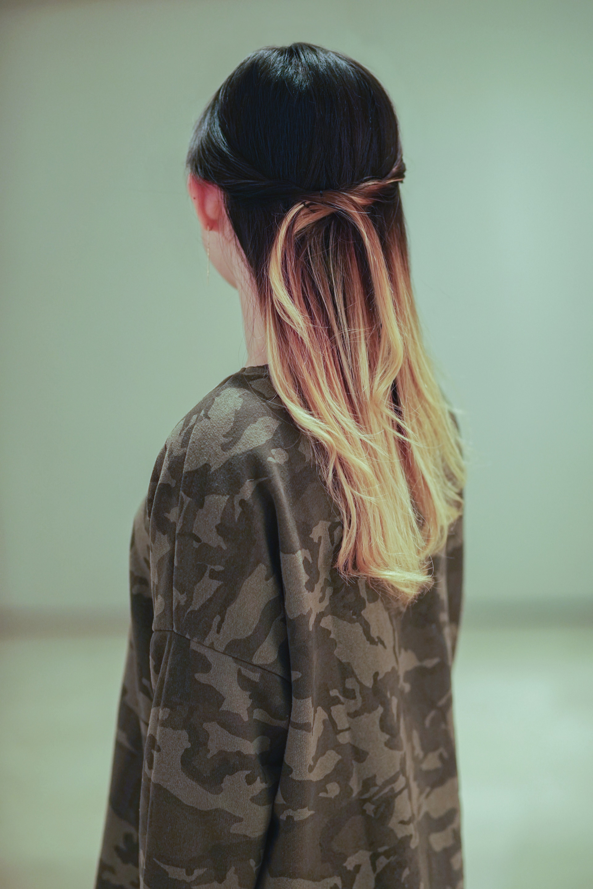 Berikan sedikit aksen wavy untuk memaksimalkan tekstur rambut. (Foto: Hariono Halim)