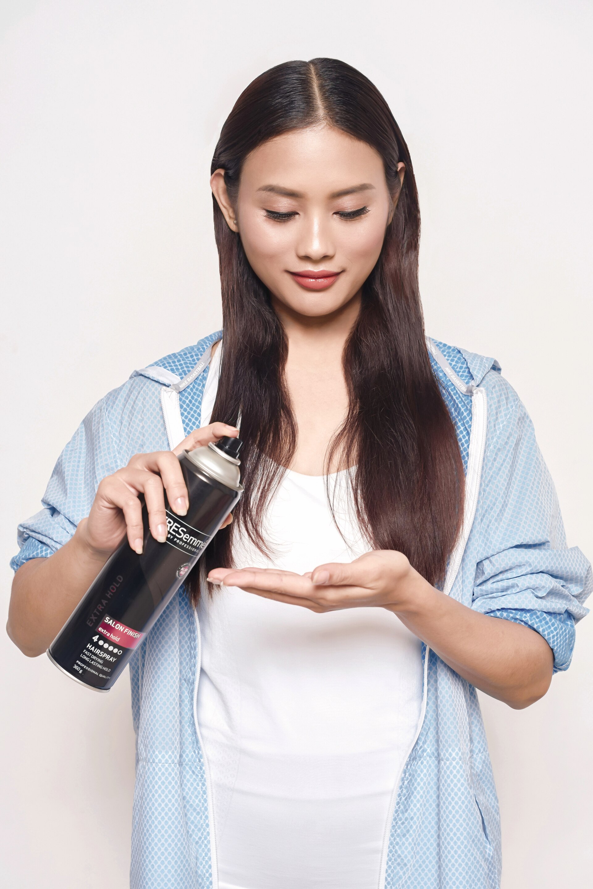 Boxer braid step 2 - menggunakan hair spray pada telapak tangan.