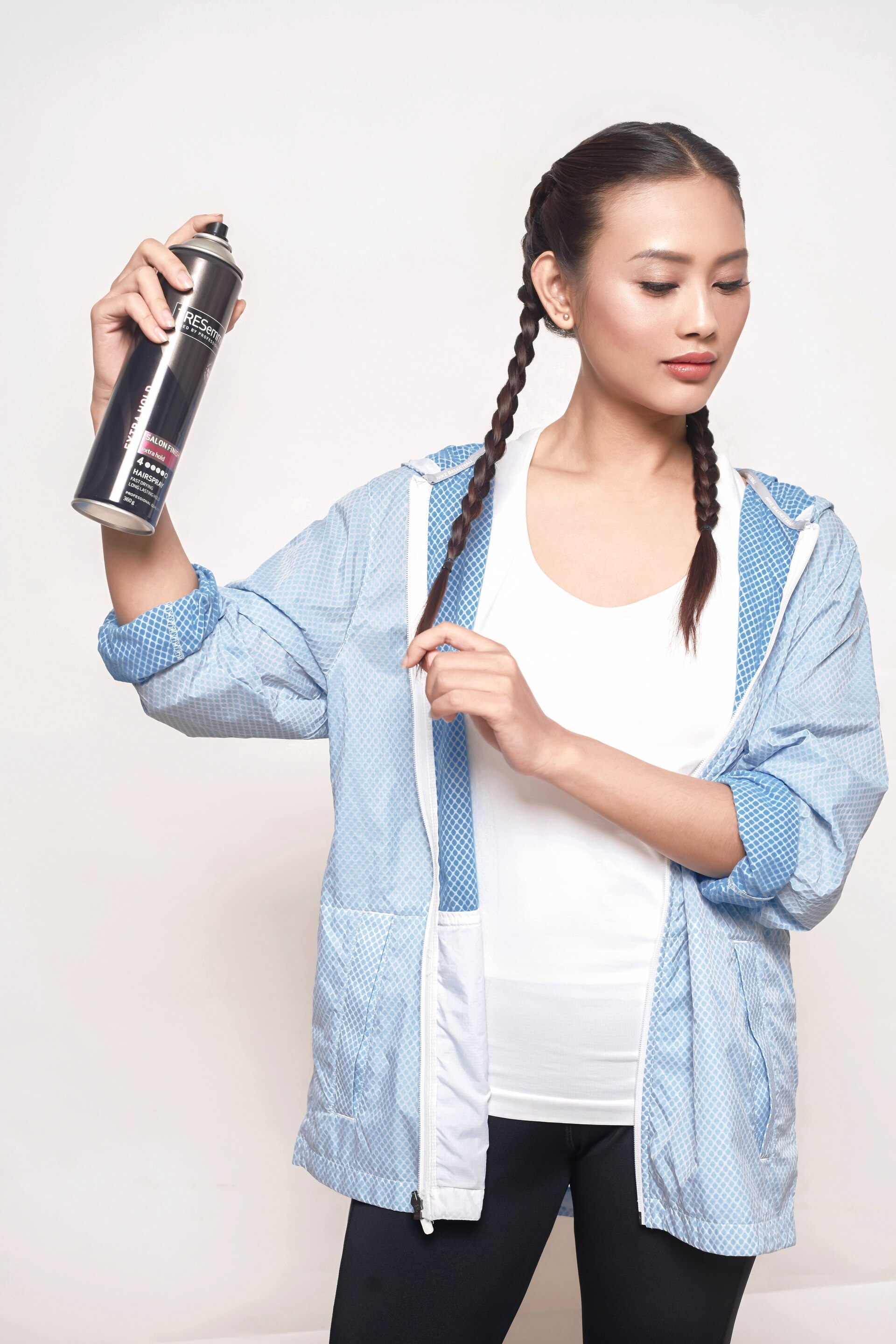 Boxer braid step 6 - menggunakan hair spray pada seluruh rambut.