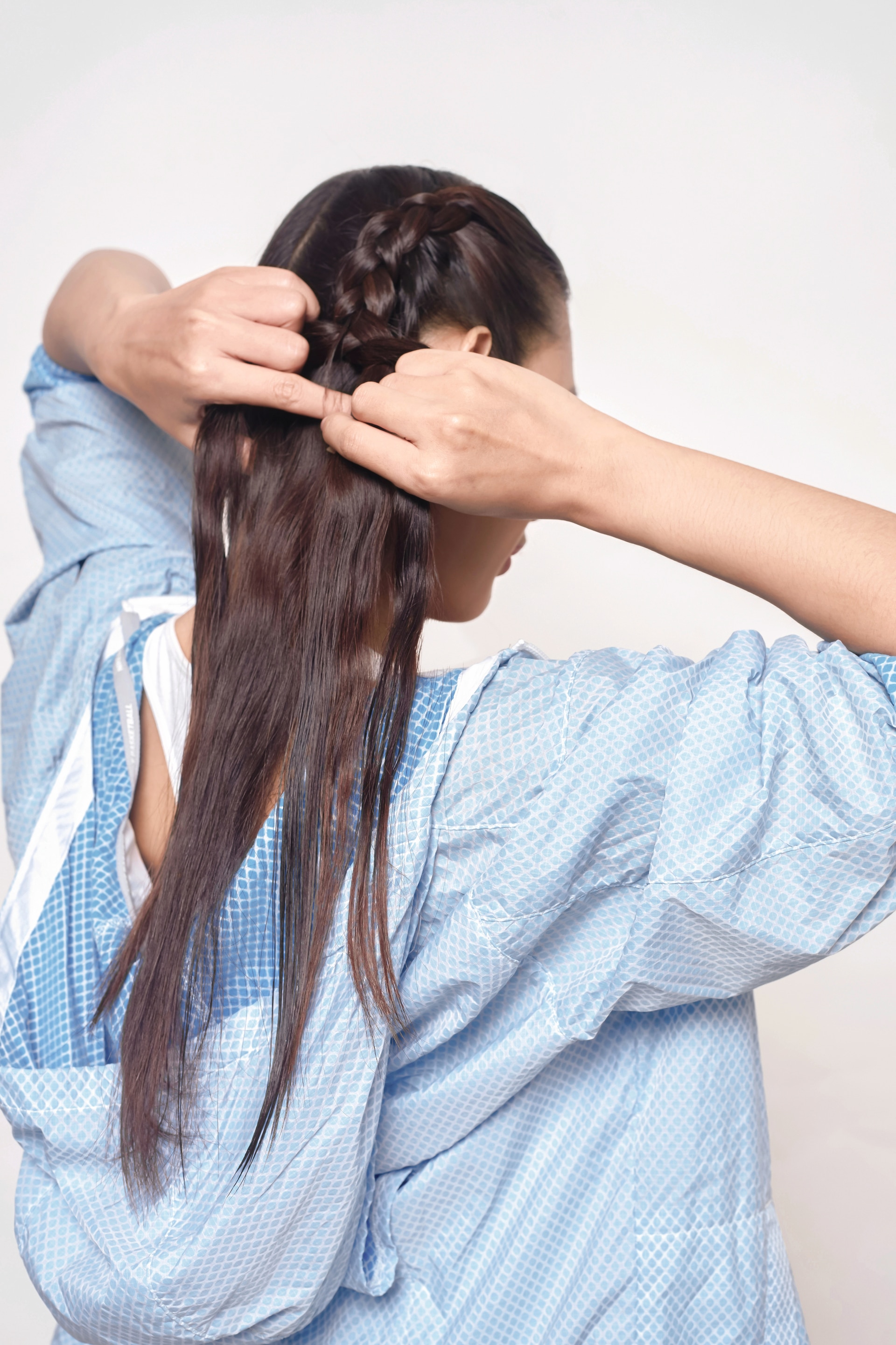 Boxer braid step 3 - Memulai membuat kepangan.