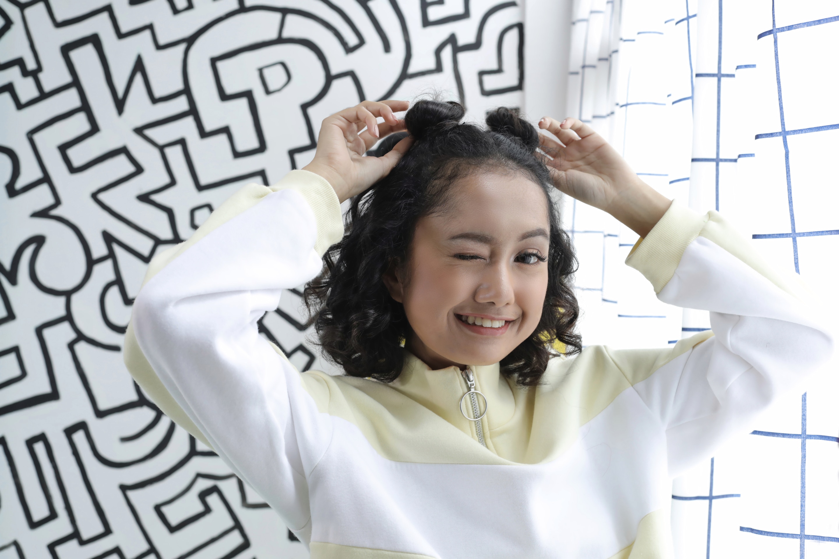 Tutorial Half Space Buns untuk Rambut Keriting pendek