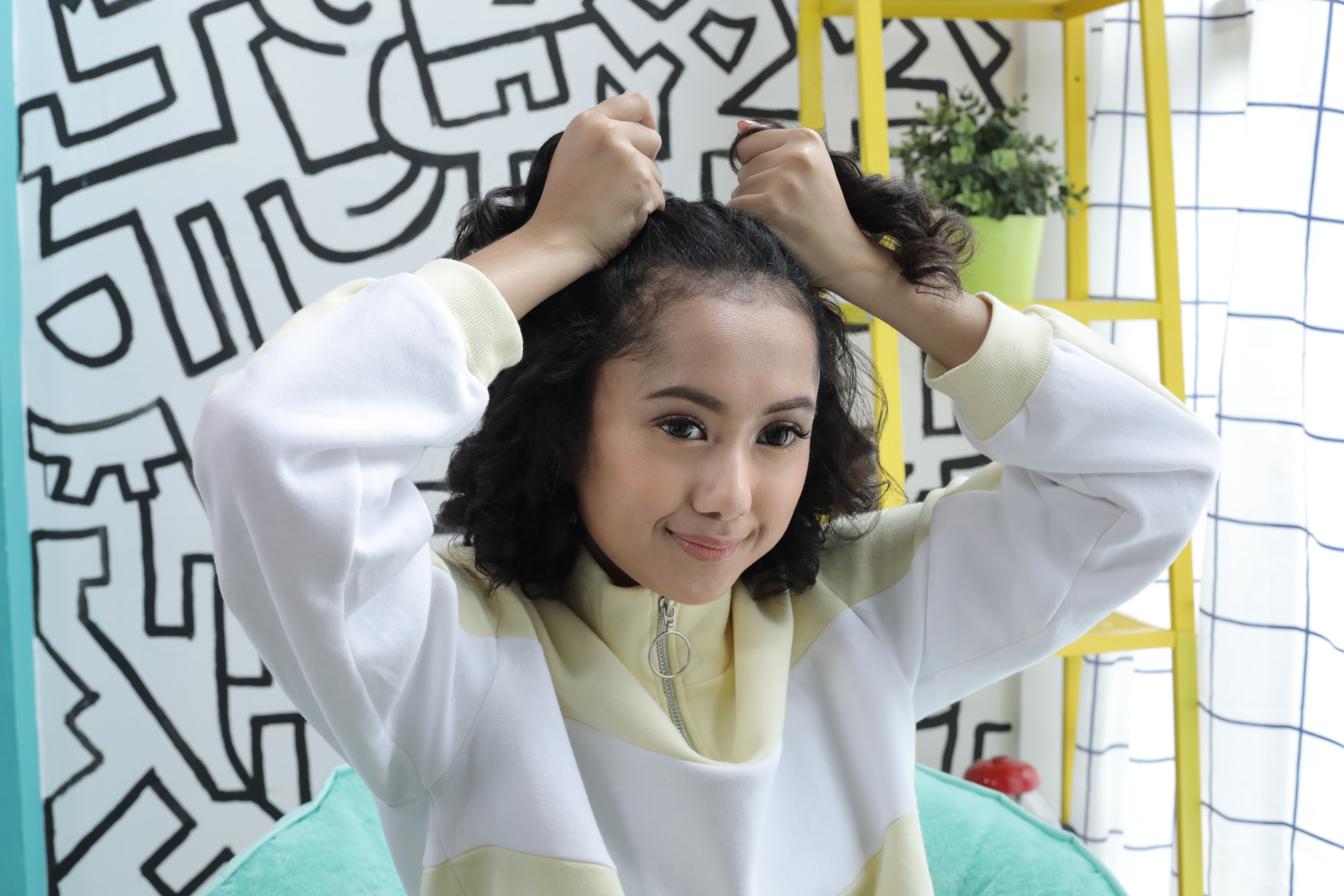 wanita asia berambut keriting sedang membagi rambut