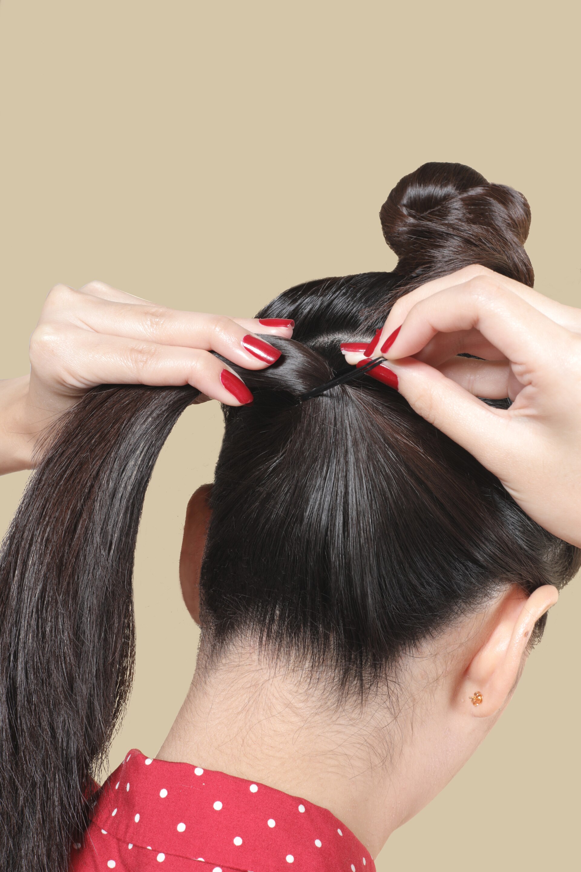 Wanita Asia menjepitkan rambut bagian atas.