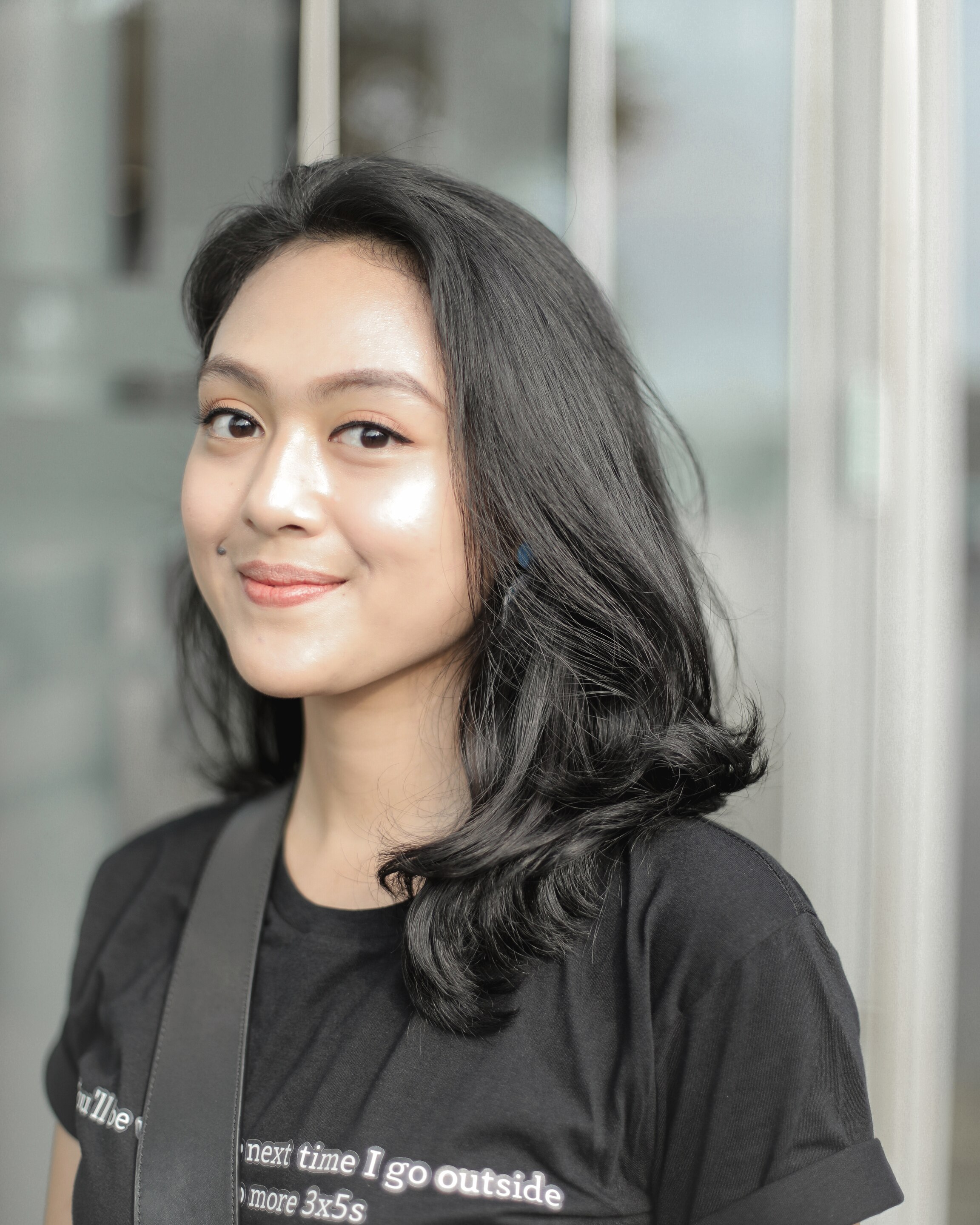 Gaya soft curl akan buat rambut bobmu semakin manis. (Foto: Natasha Estelle)