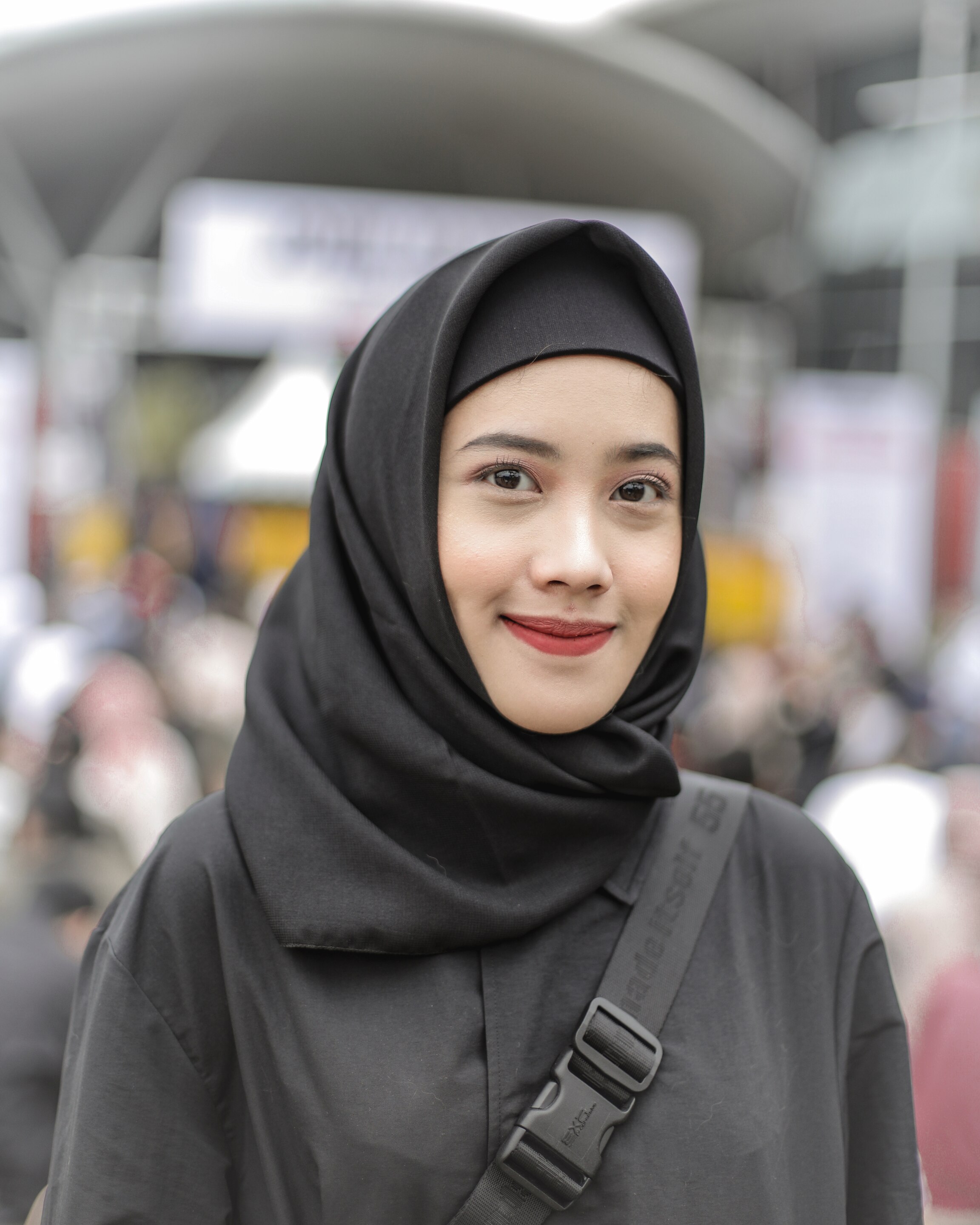 Tata dengan pashmina warna senada. (Foto: Natasha Estelle)