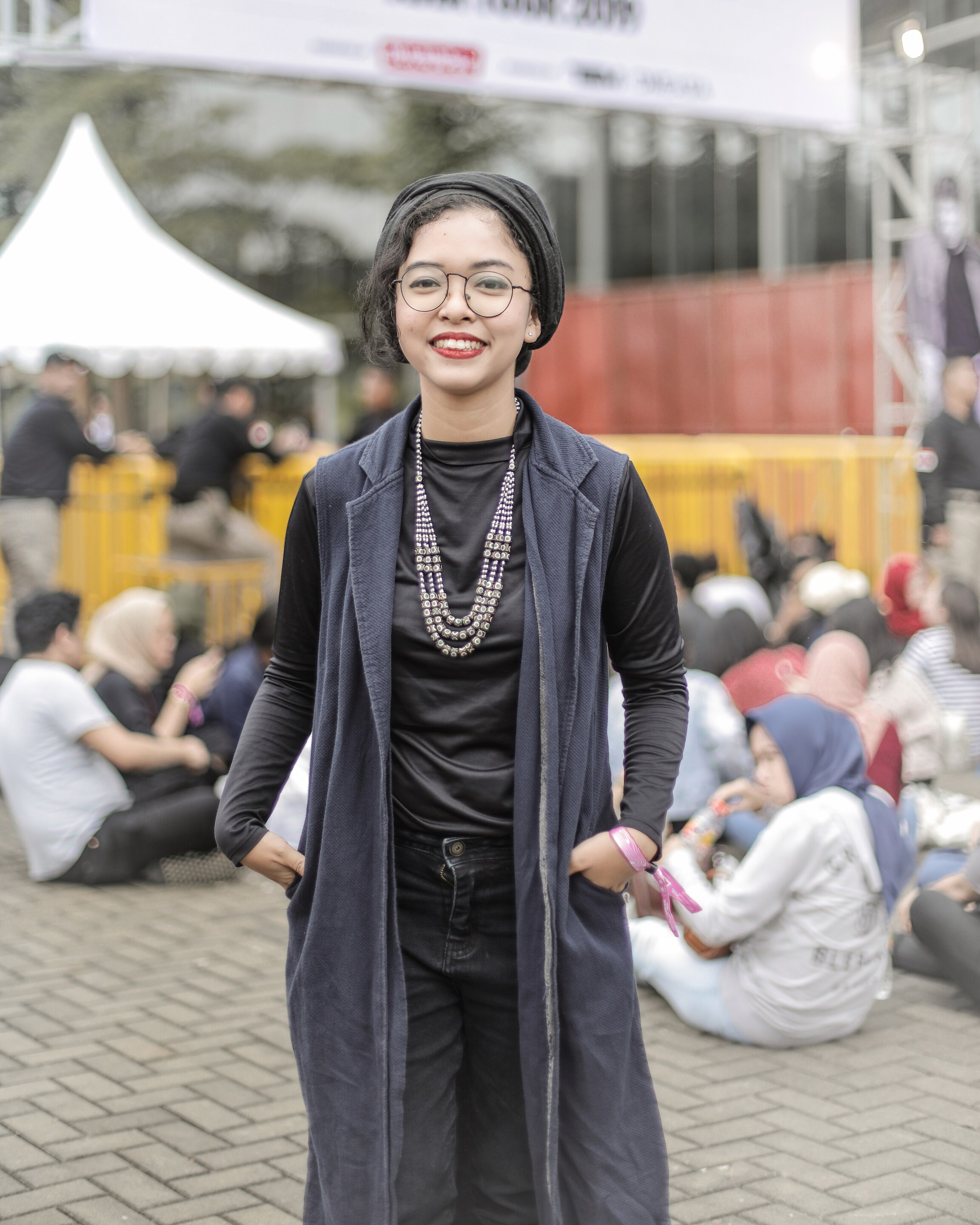 Pekerjaan yang menuntutnya selalu berada di luar ruangan membuat Rizky memilih menggunakan turban. (Foto: Natasha Estelle)