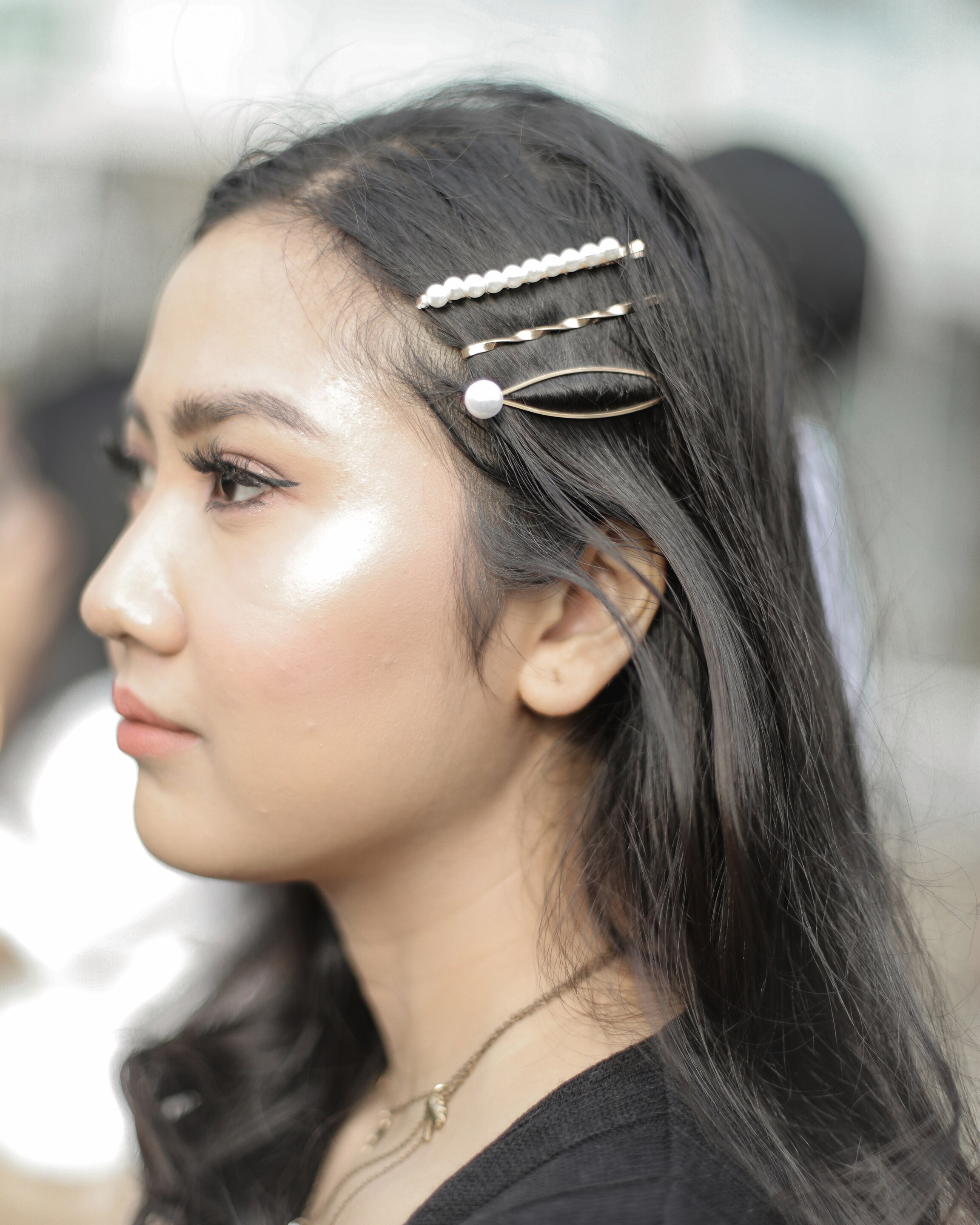 Rambut panjang tak perlu ditata jika sudah diberi aksesori jepit. (Foto: Natasha Estelle)