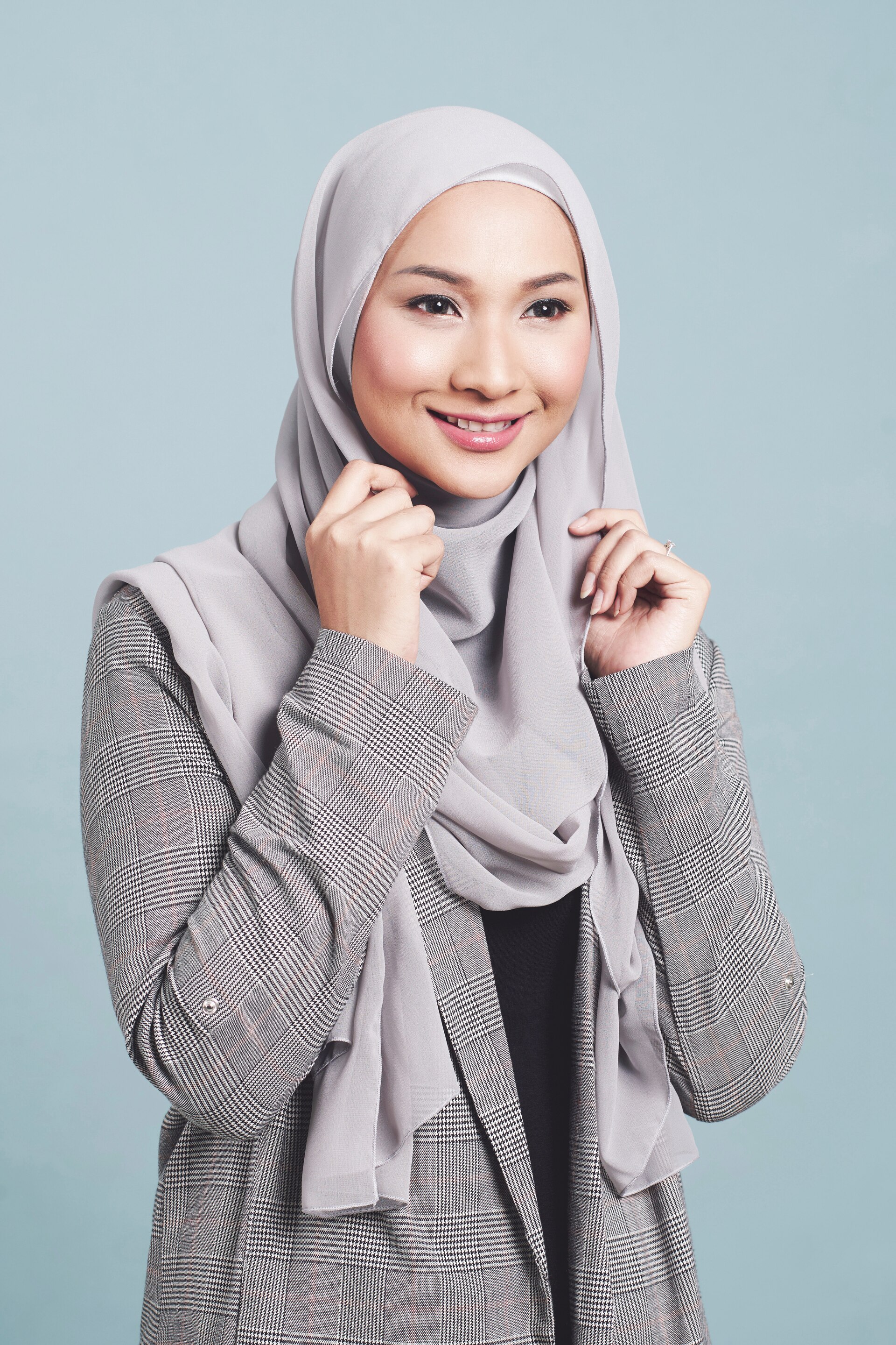 Wanita asia menata hijab modern