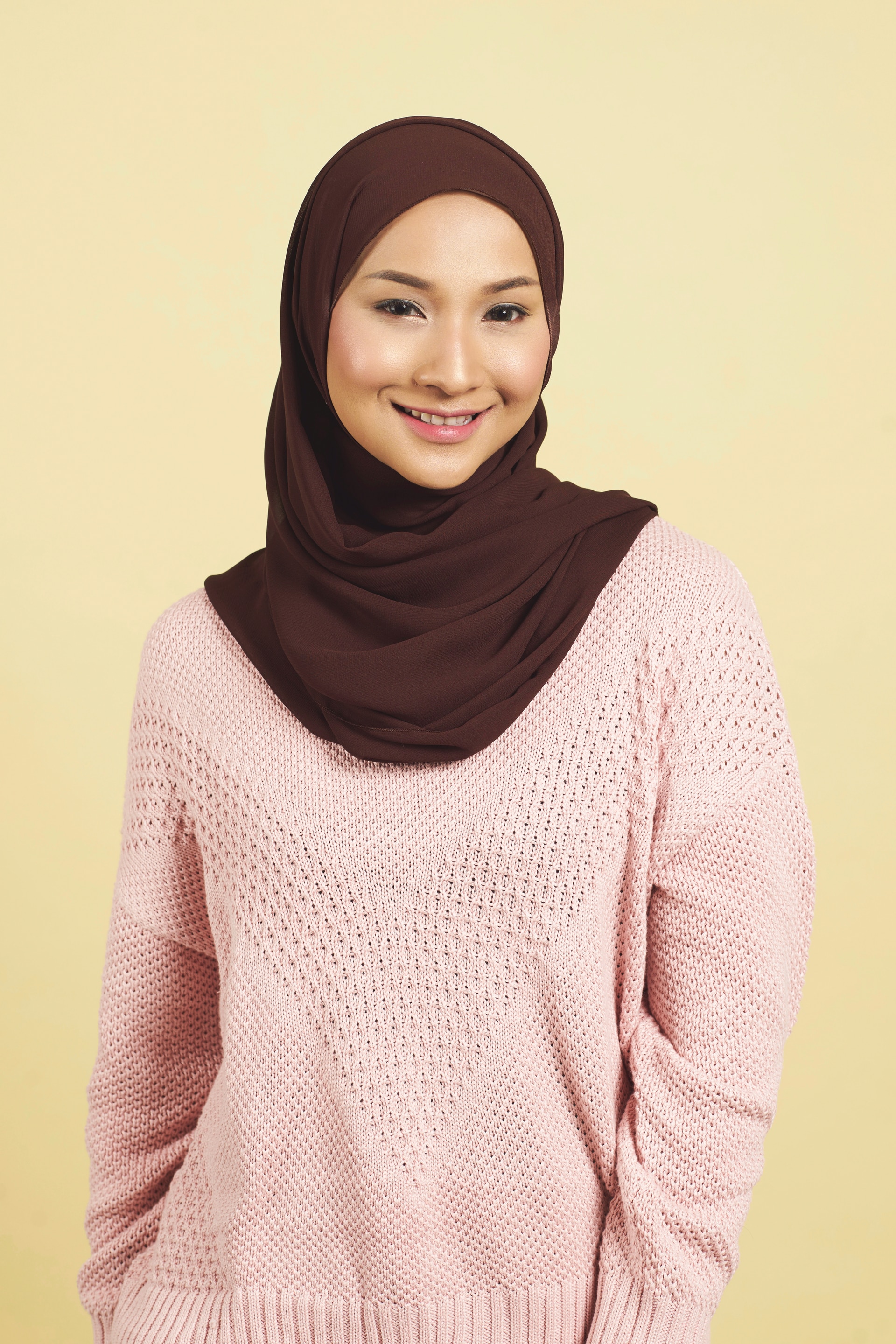 Wanita Asia dengan hijab Arab