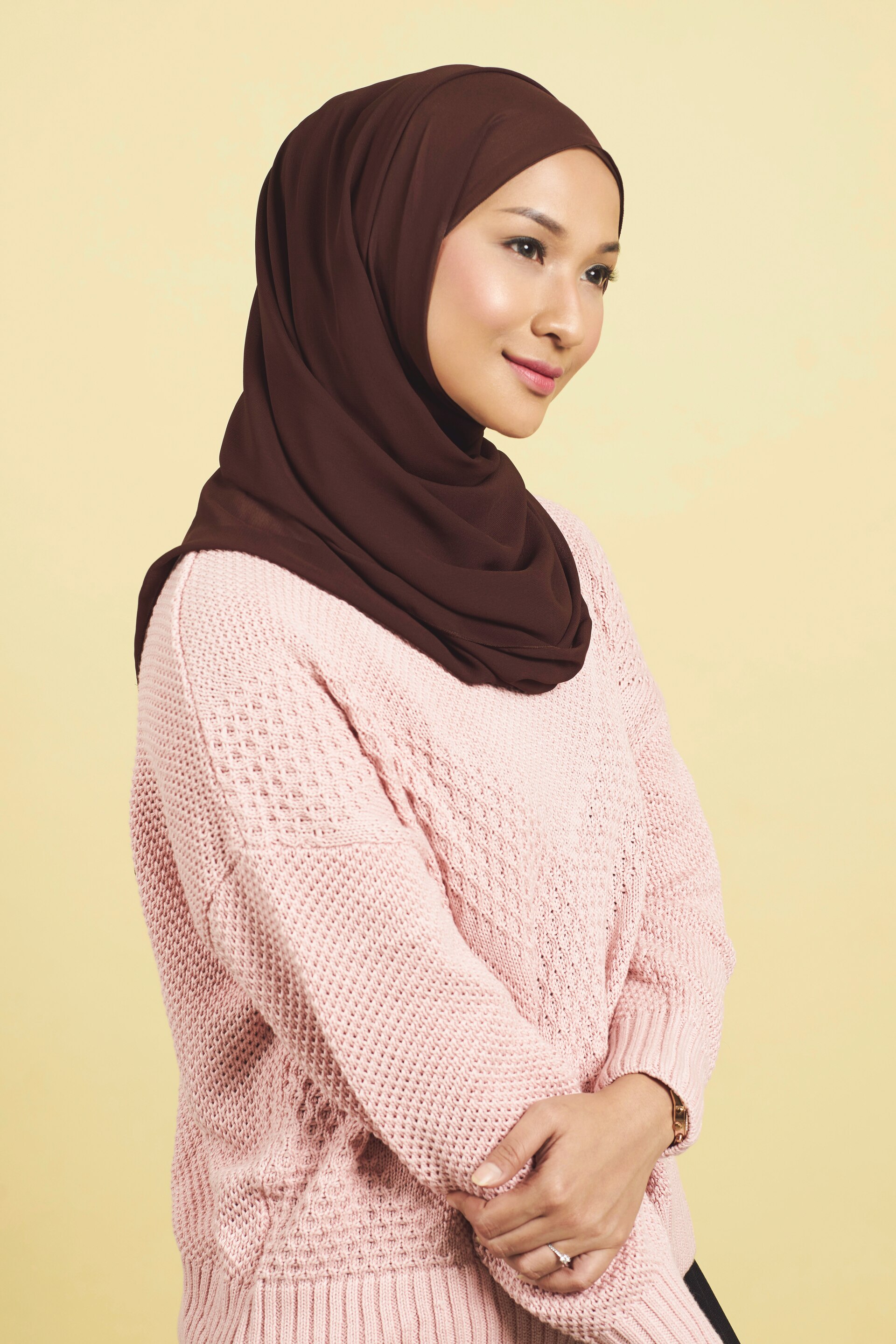 Wanita berhijab memakai pashmina