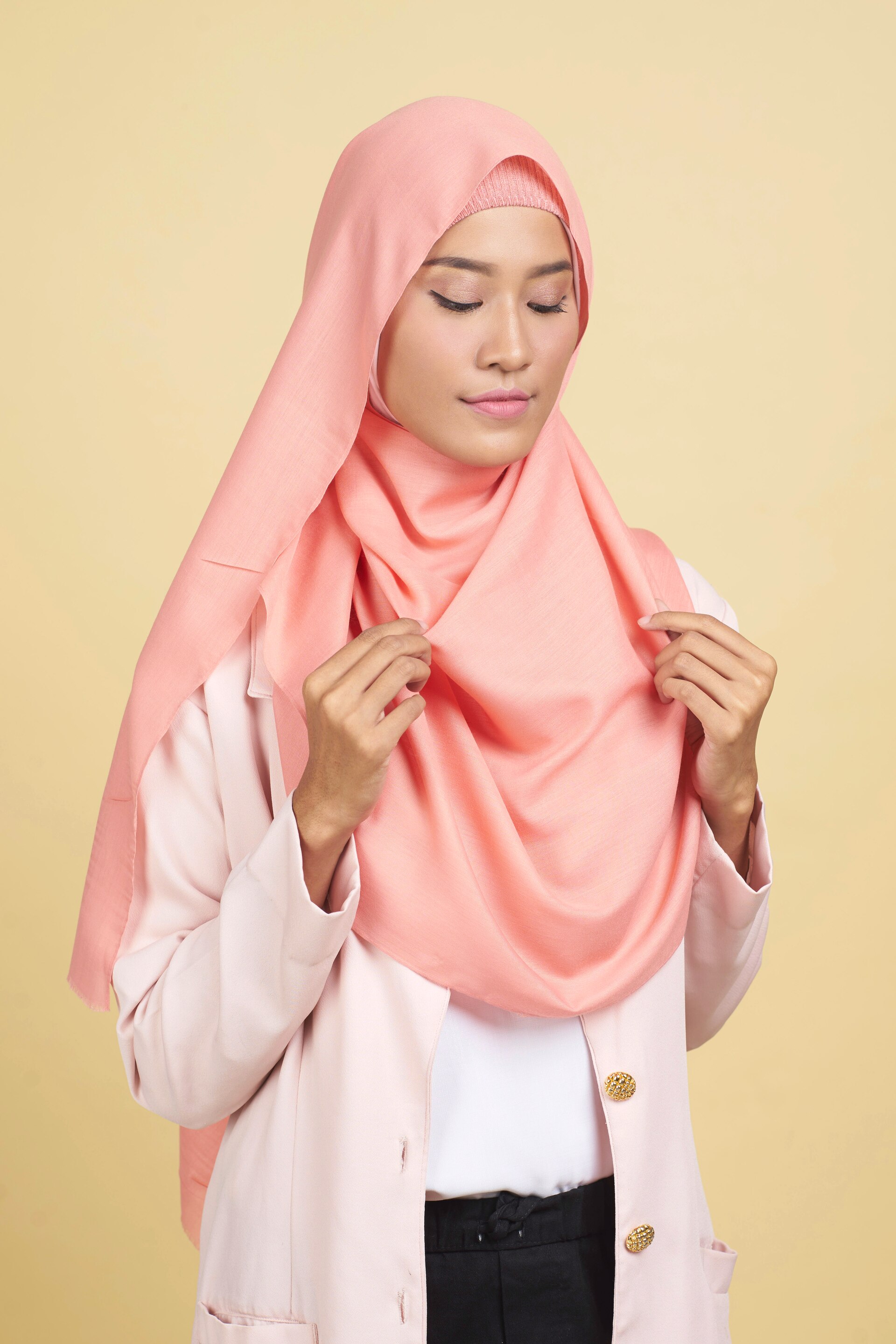 hijab-pashmina-step-4-menggunakan-pentul