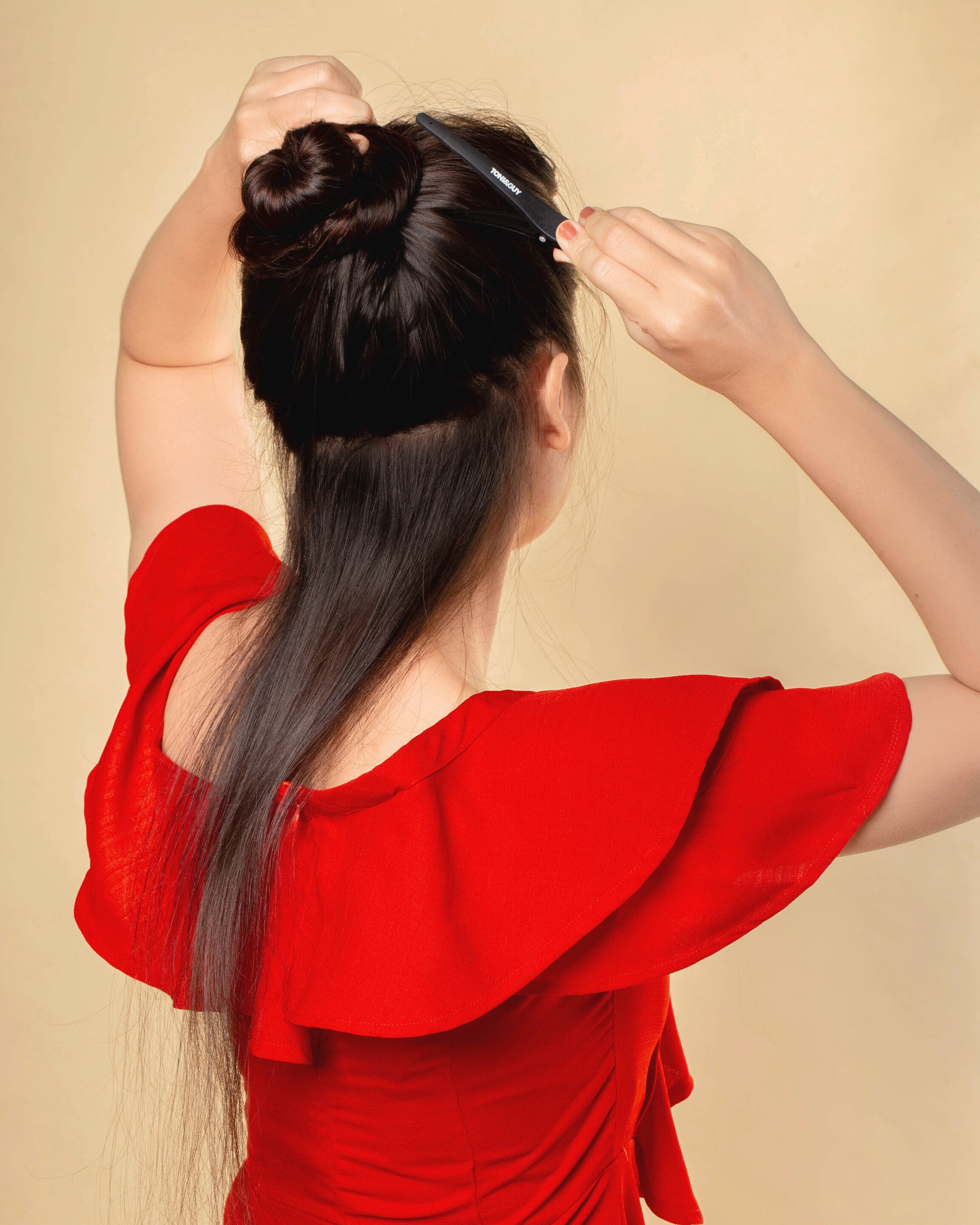 wanita asia sedang membagi rambut untuk dikeriting