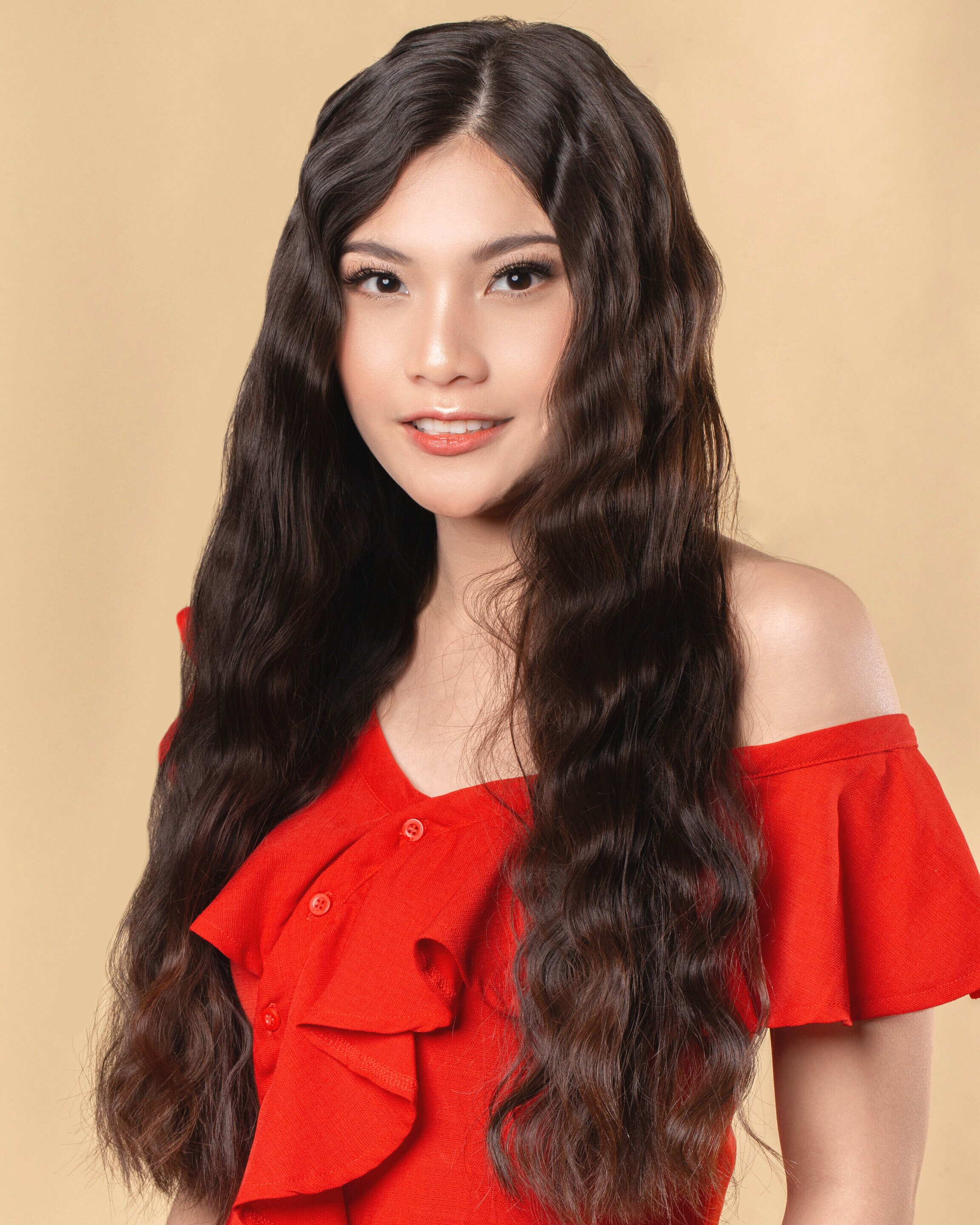 wanita asia dengan rambut panjang dikeriting