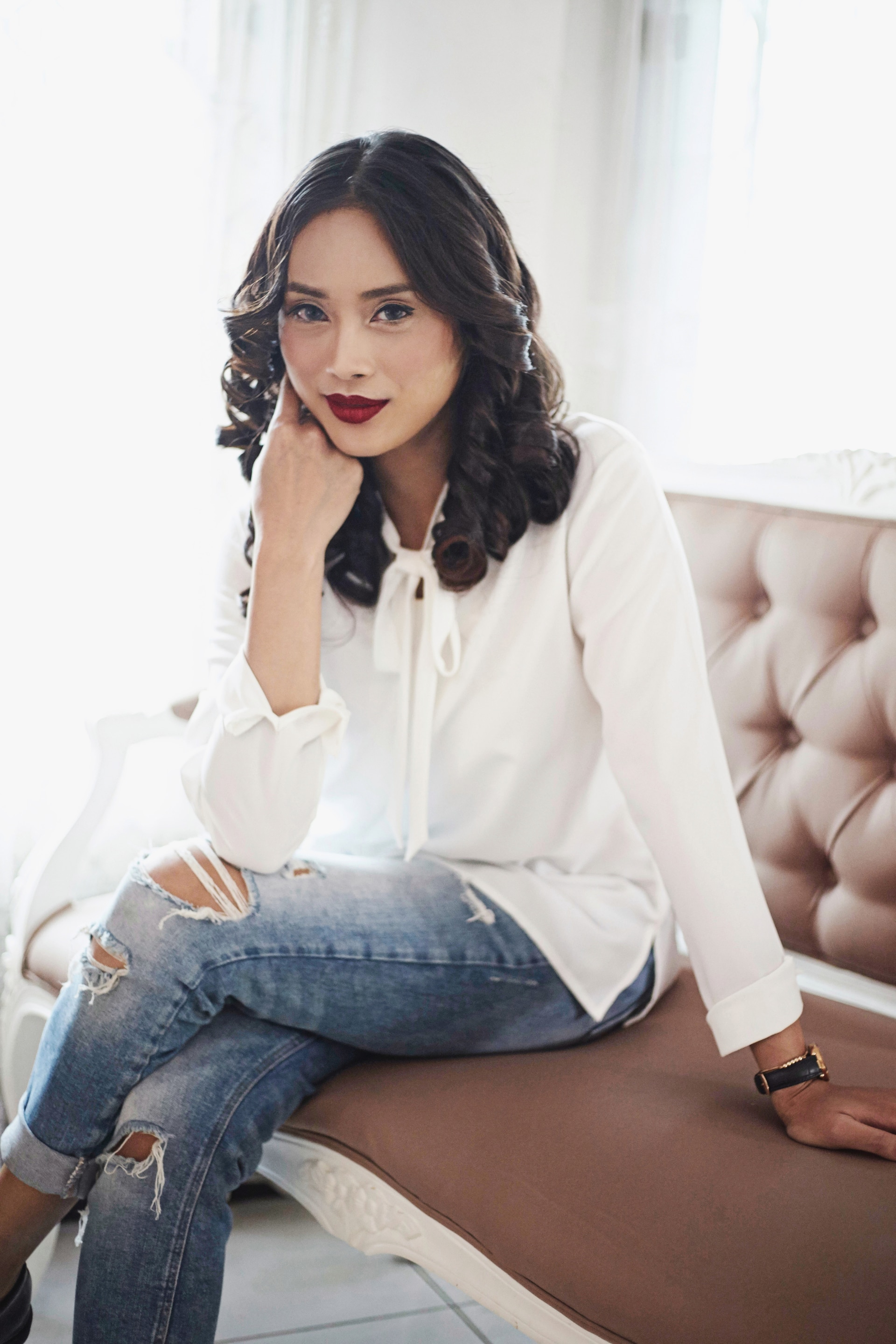 Wanita Indonesia dengan model rambut keriting sosis.