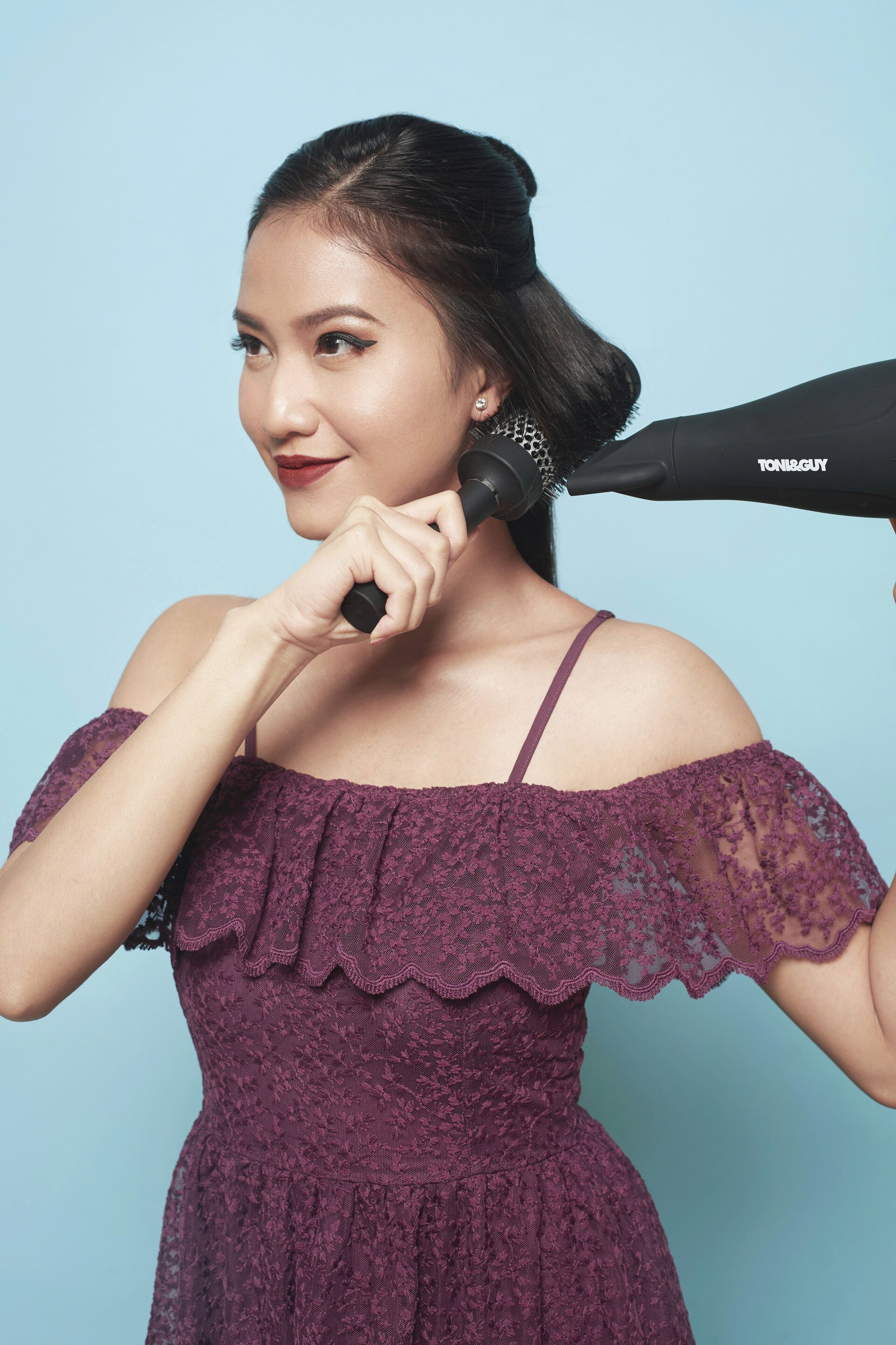 Wanita asia blow dry rambut
