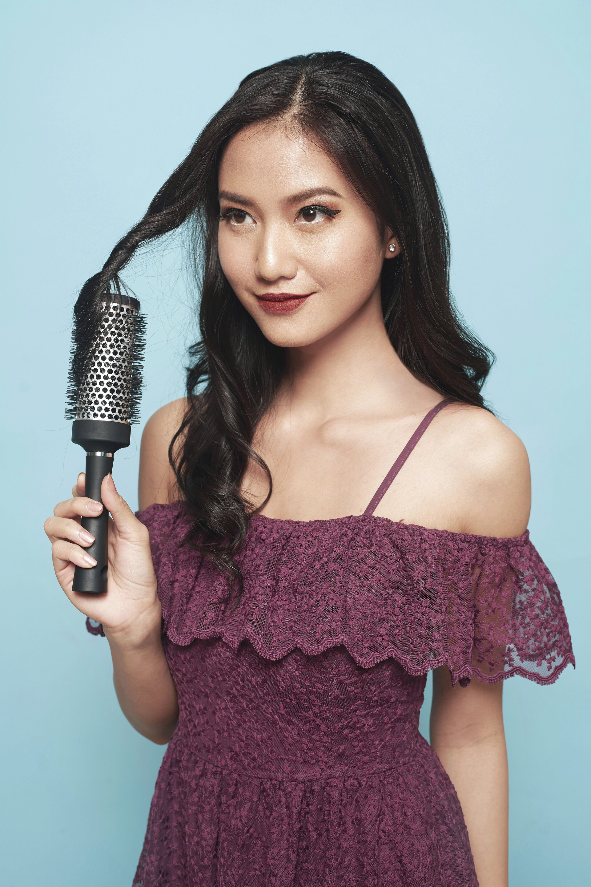 Blow rambut dengan big rounded brush