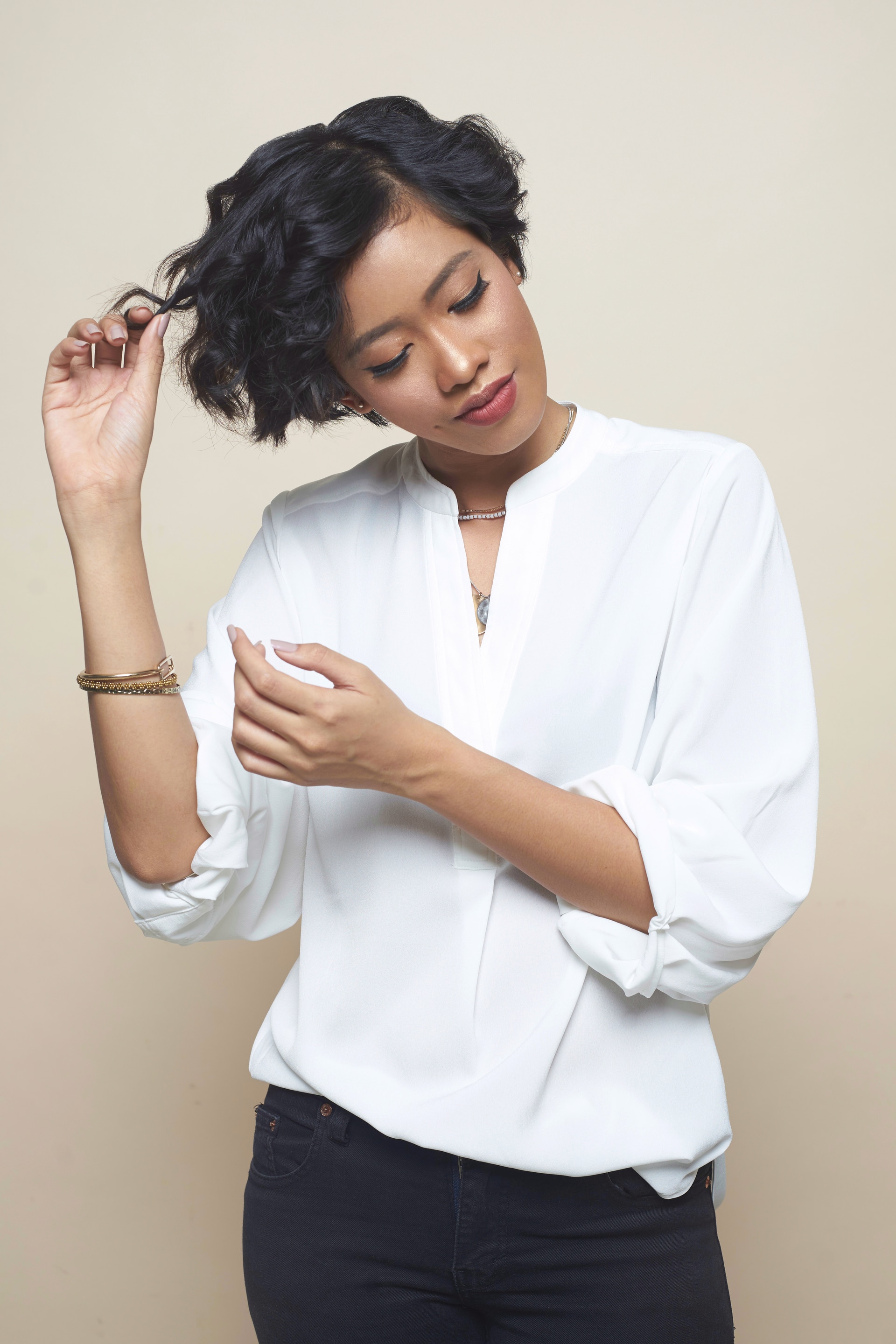 Cara mengeriting rambut pendek - menyisir dengan jari.