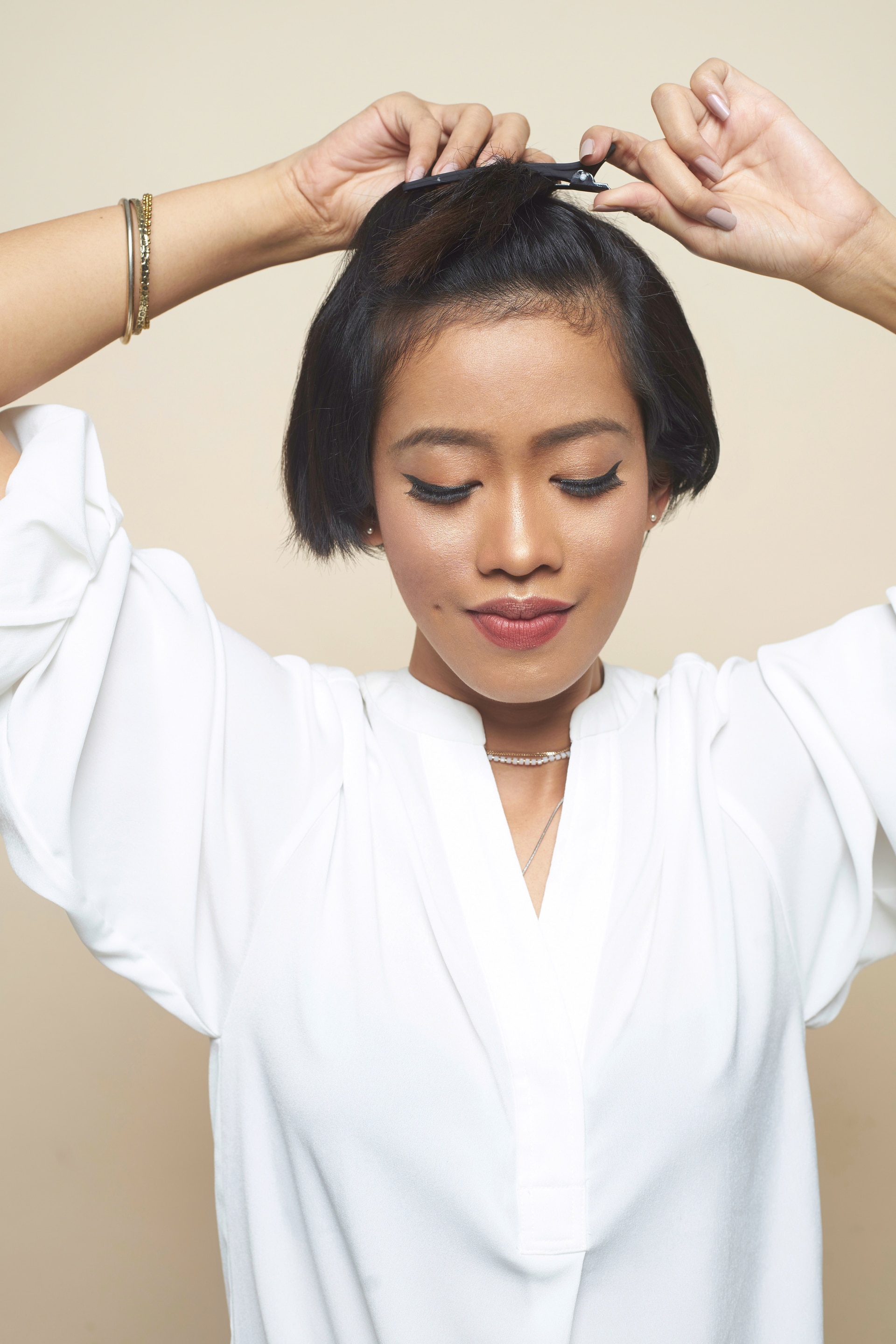 Cara mengeriting rambut pendek - menjepit rambut