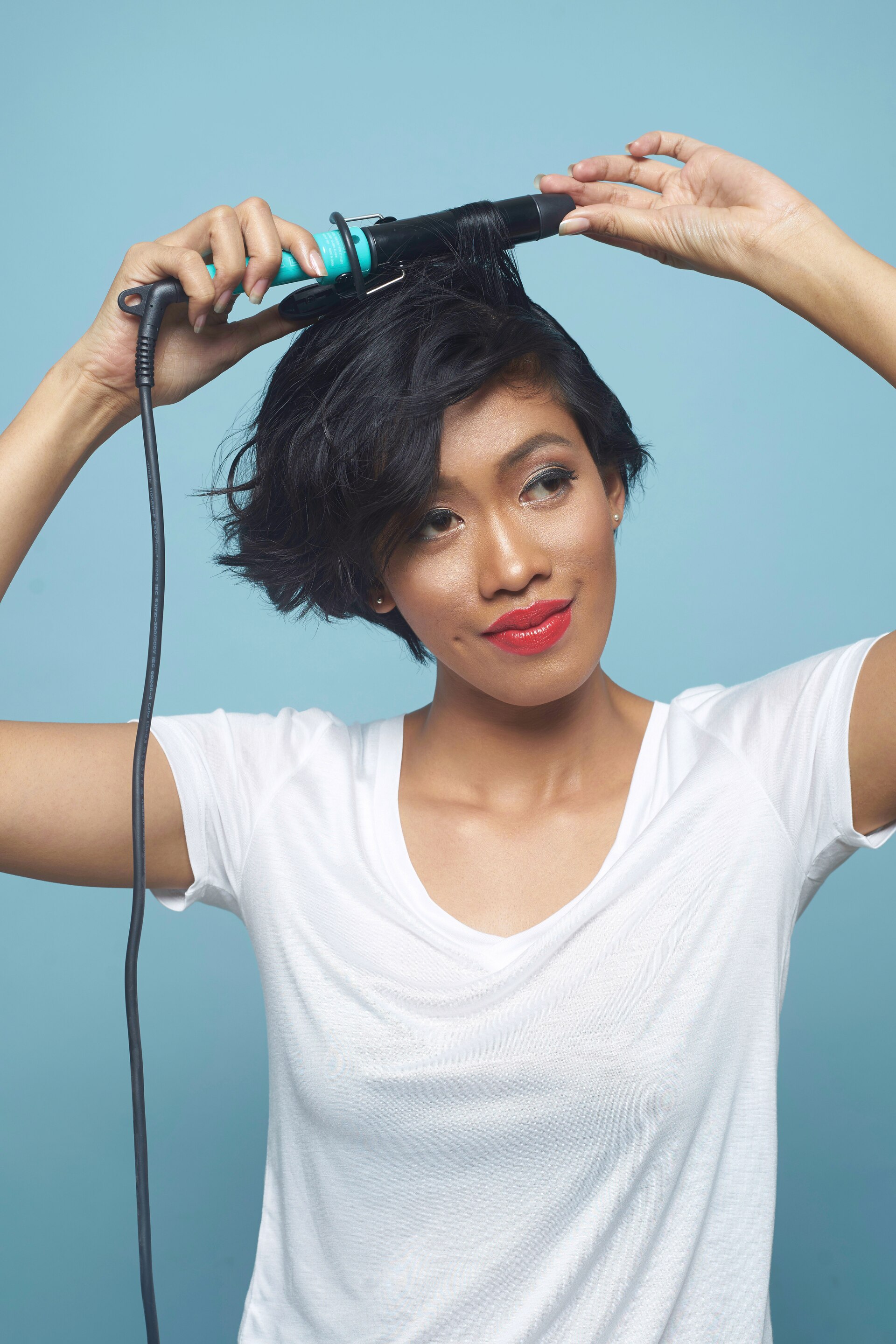 Mulai mengeriting rambut dari bagian atas.