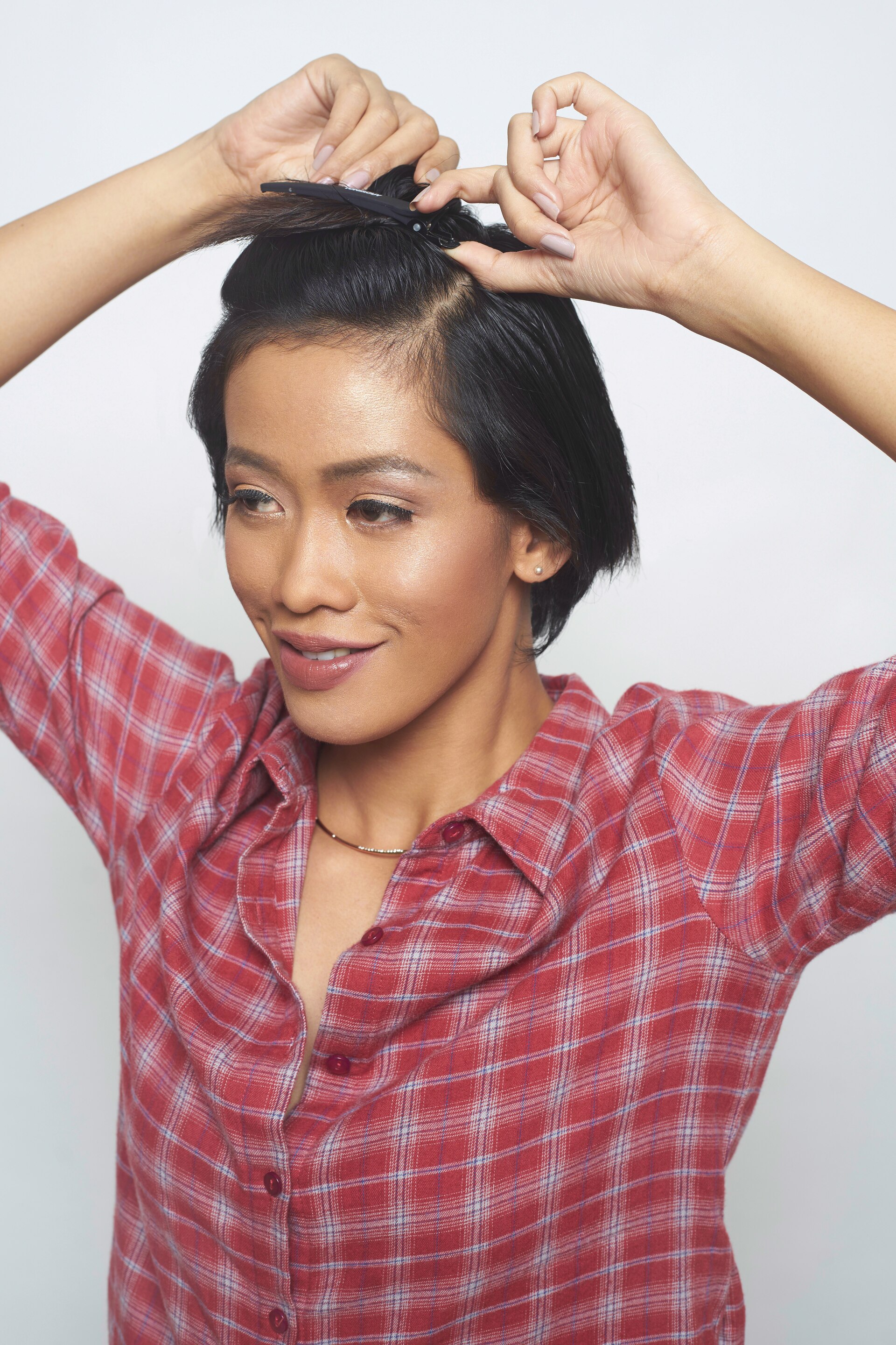 cara blow rambut pendek - menjepit rambut bagian atas.