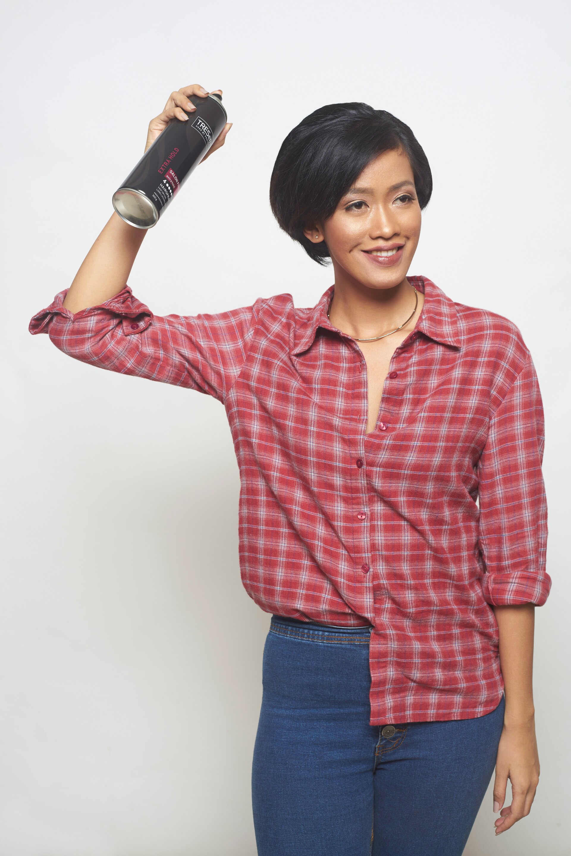 Wanita asia menggunakan hairspray tresemme