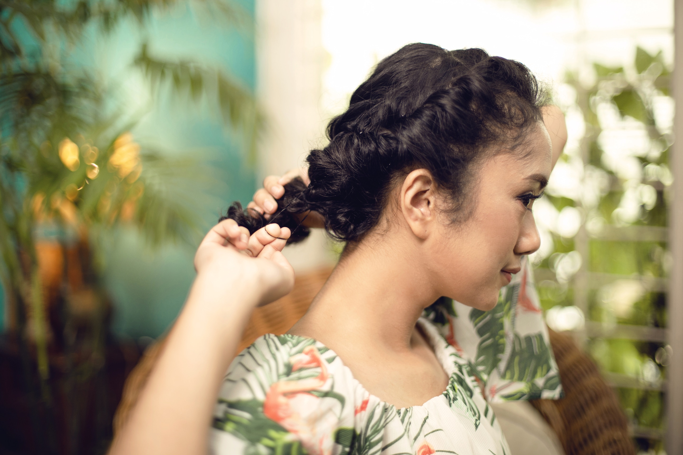 Wanita berambut keriting sedang memberikan cara menata rambut untuk festival musik
