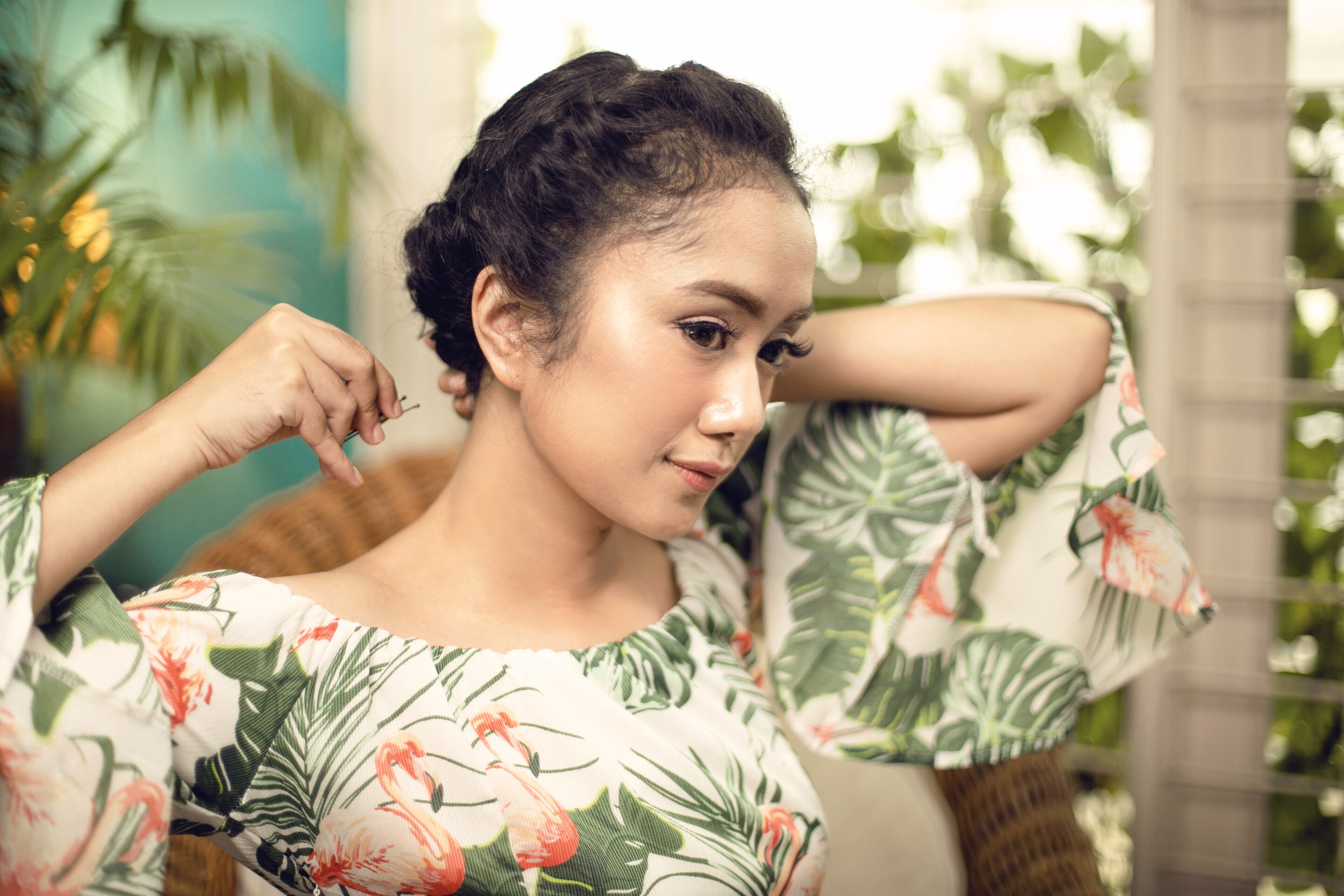 Wanita berambut keriting sedang membagikan cara menata rambut untuk festival musik