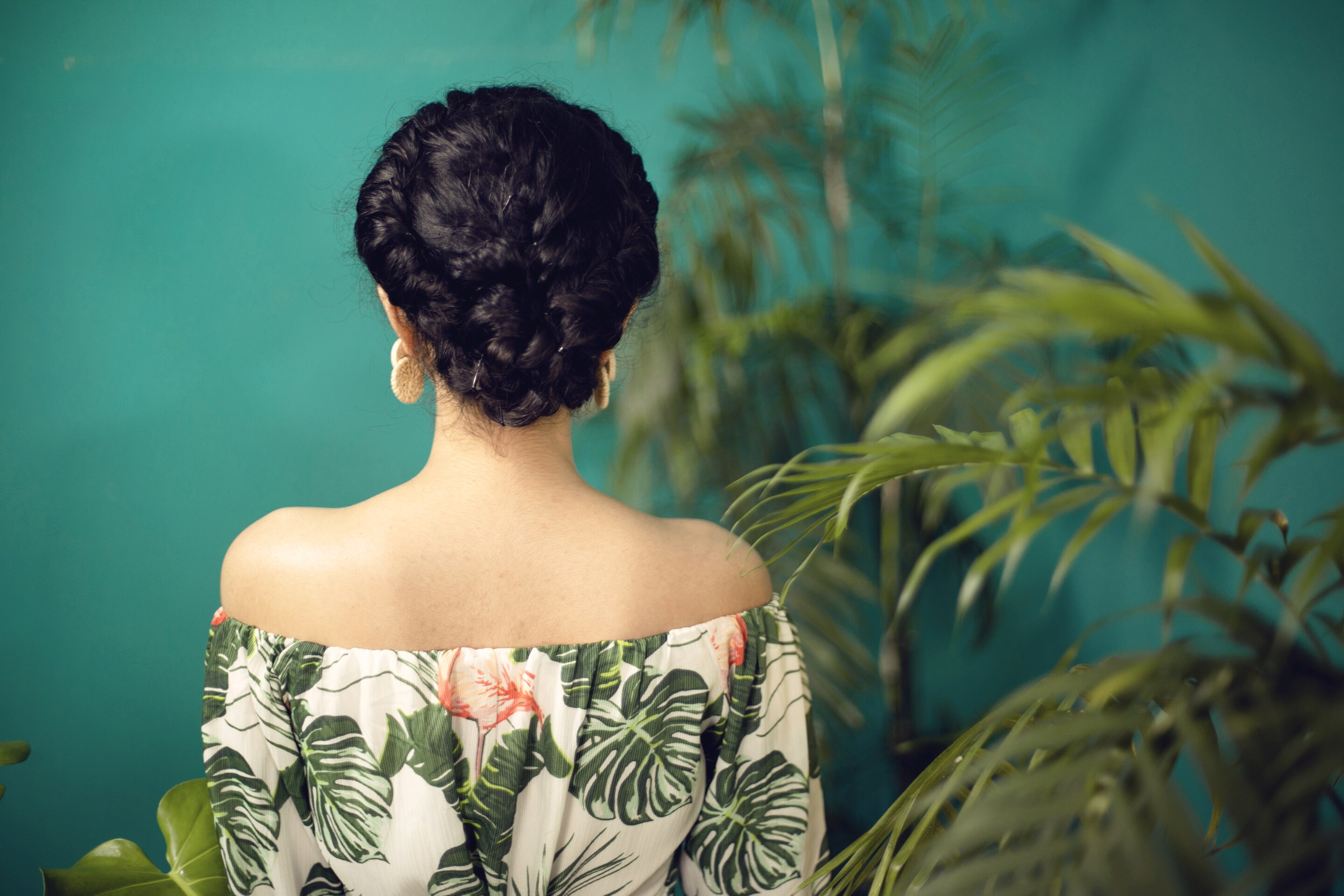 Wanita bergaya rambut curly twisted untuk nonton konser