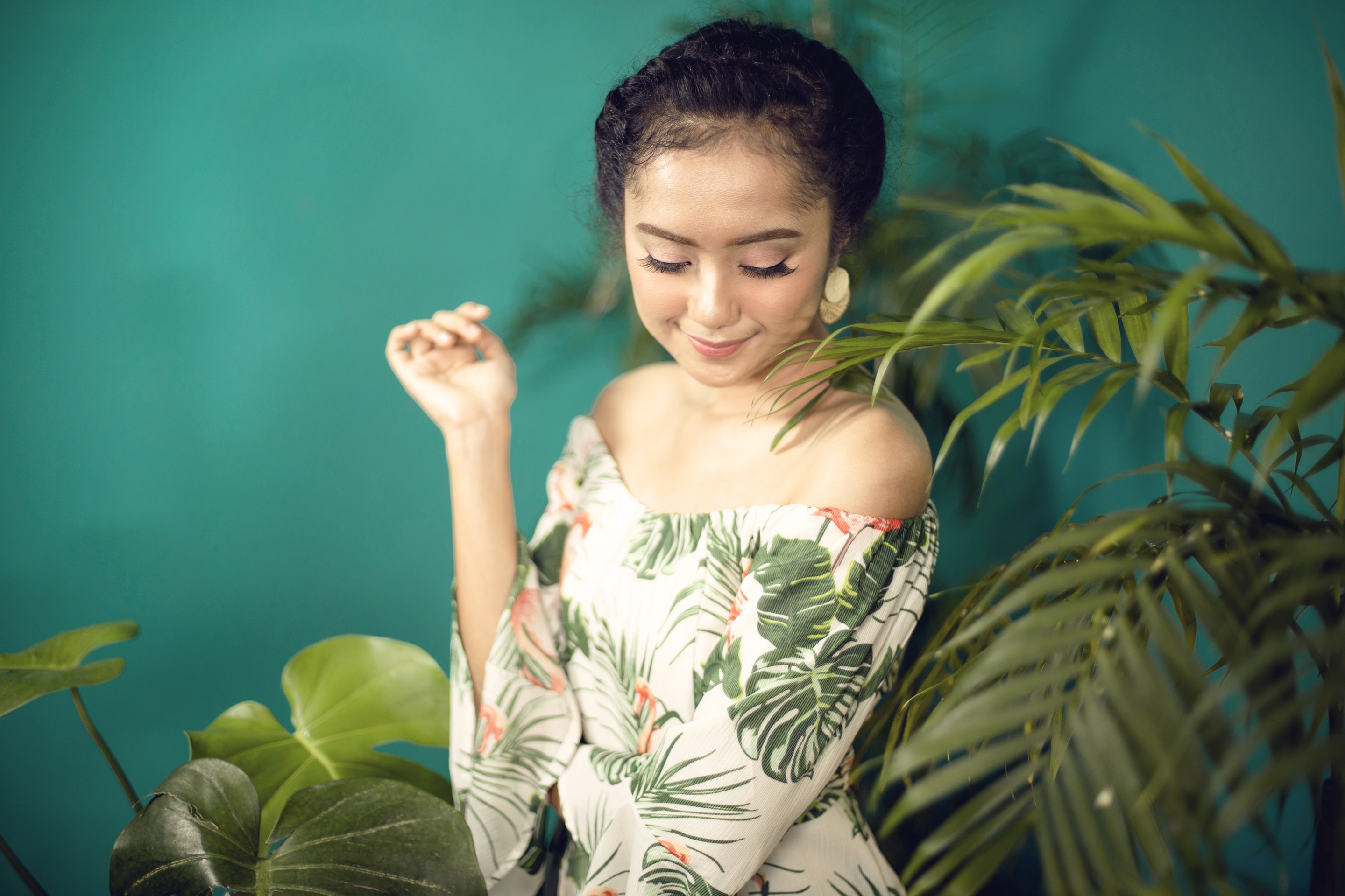 Wanita asia menunjukkan Cara menata rambut untuk datang ke festival musik