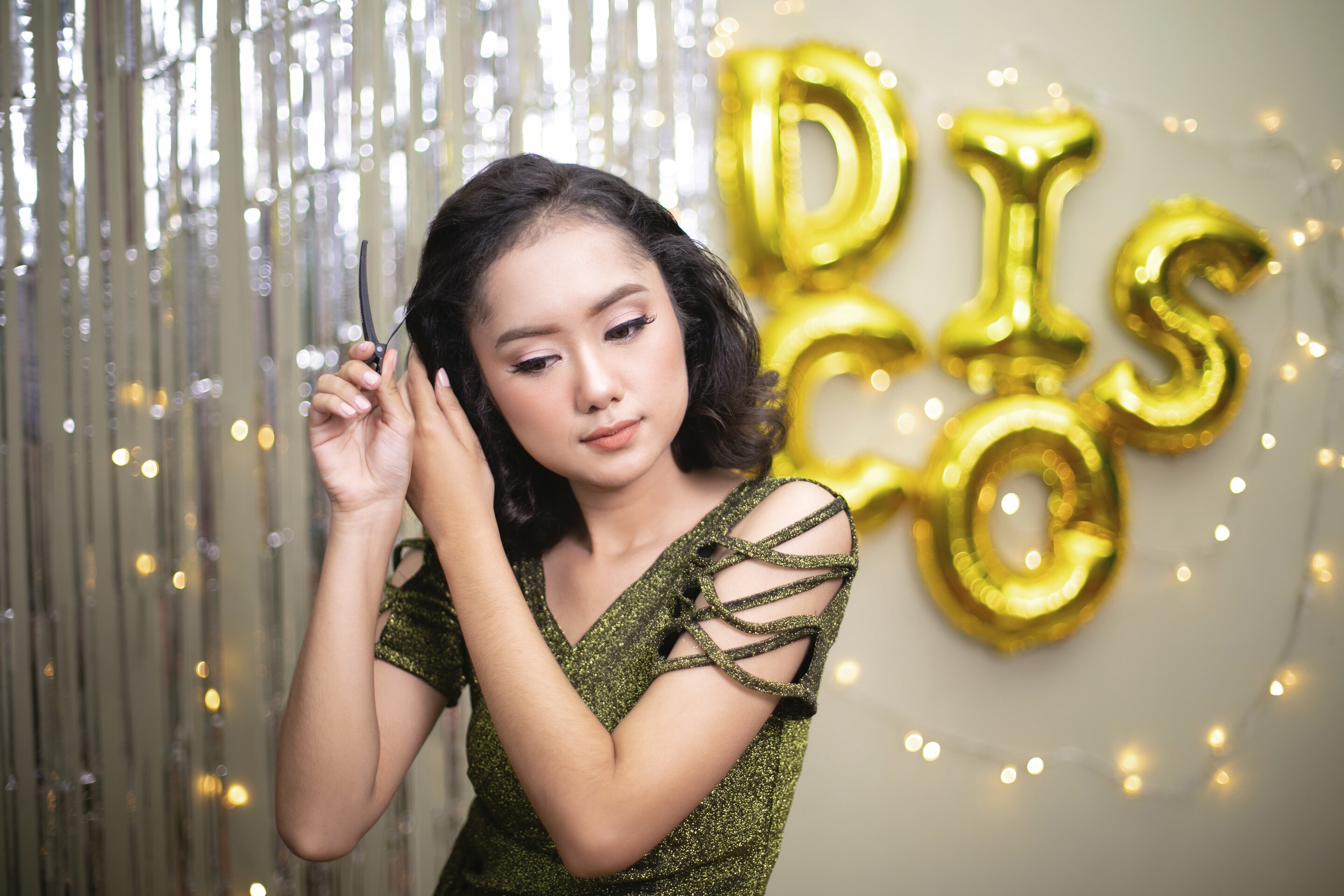 Wanita asia dengan rambut hitam keriting membagi rambut tebal dan keriting