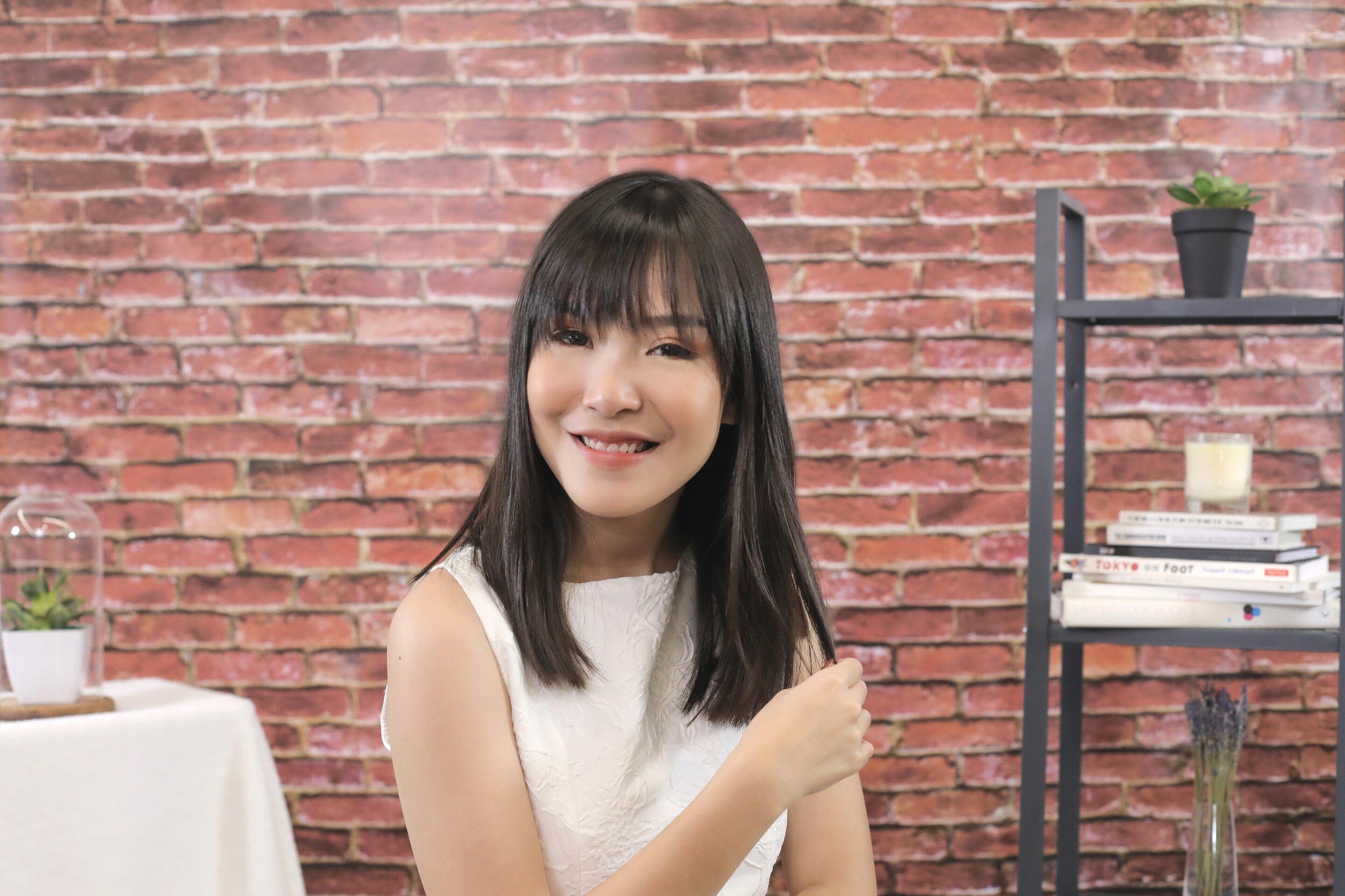 ผู้หญิงเอเชียผมยาวประบ่าสีดำ กำลังจับผม