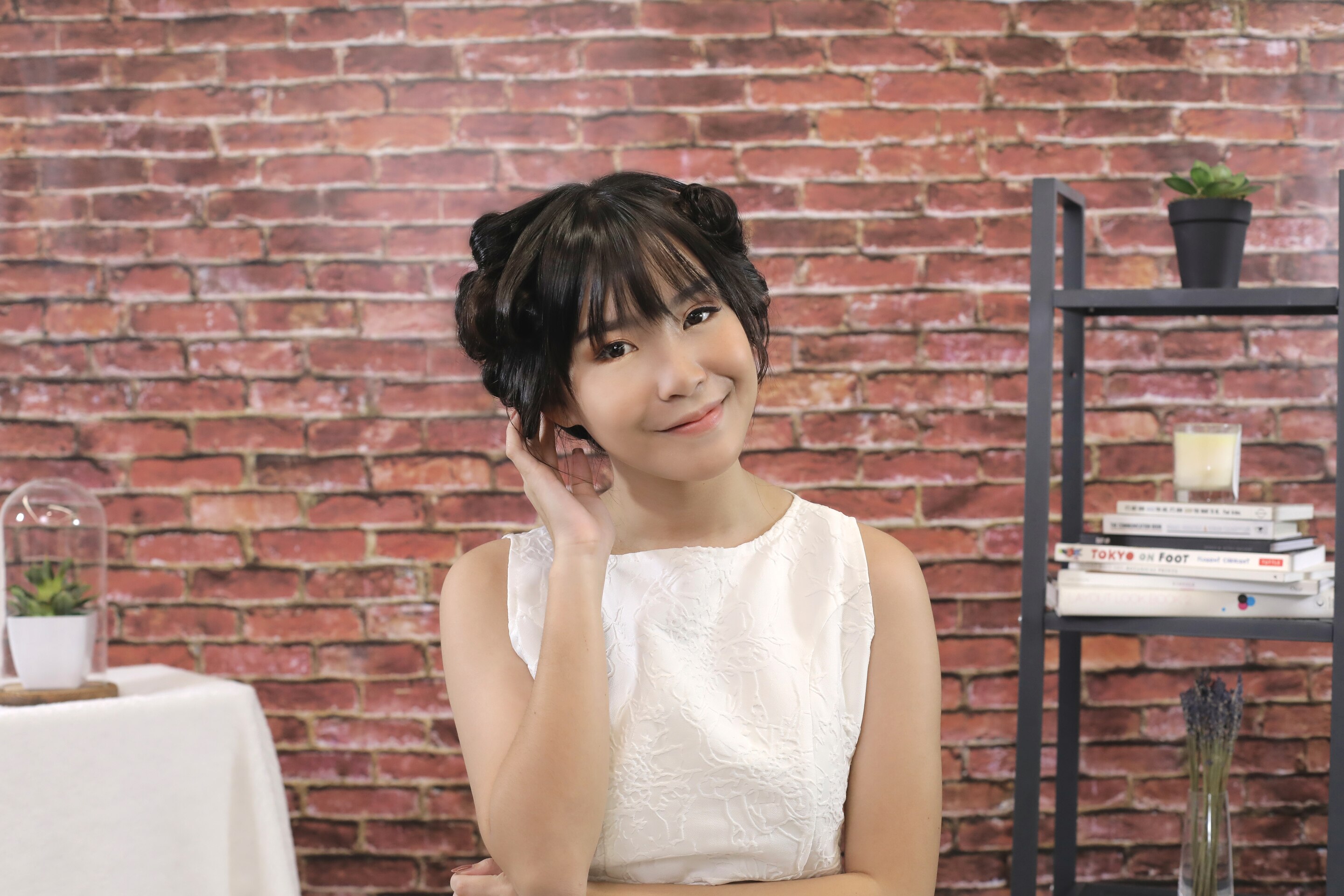 Wanita Asia sedang berbagi cara mengeriting rambut