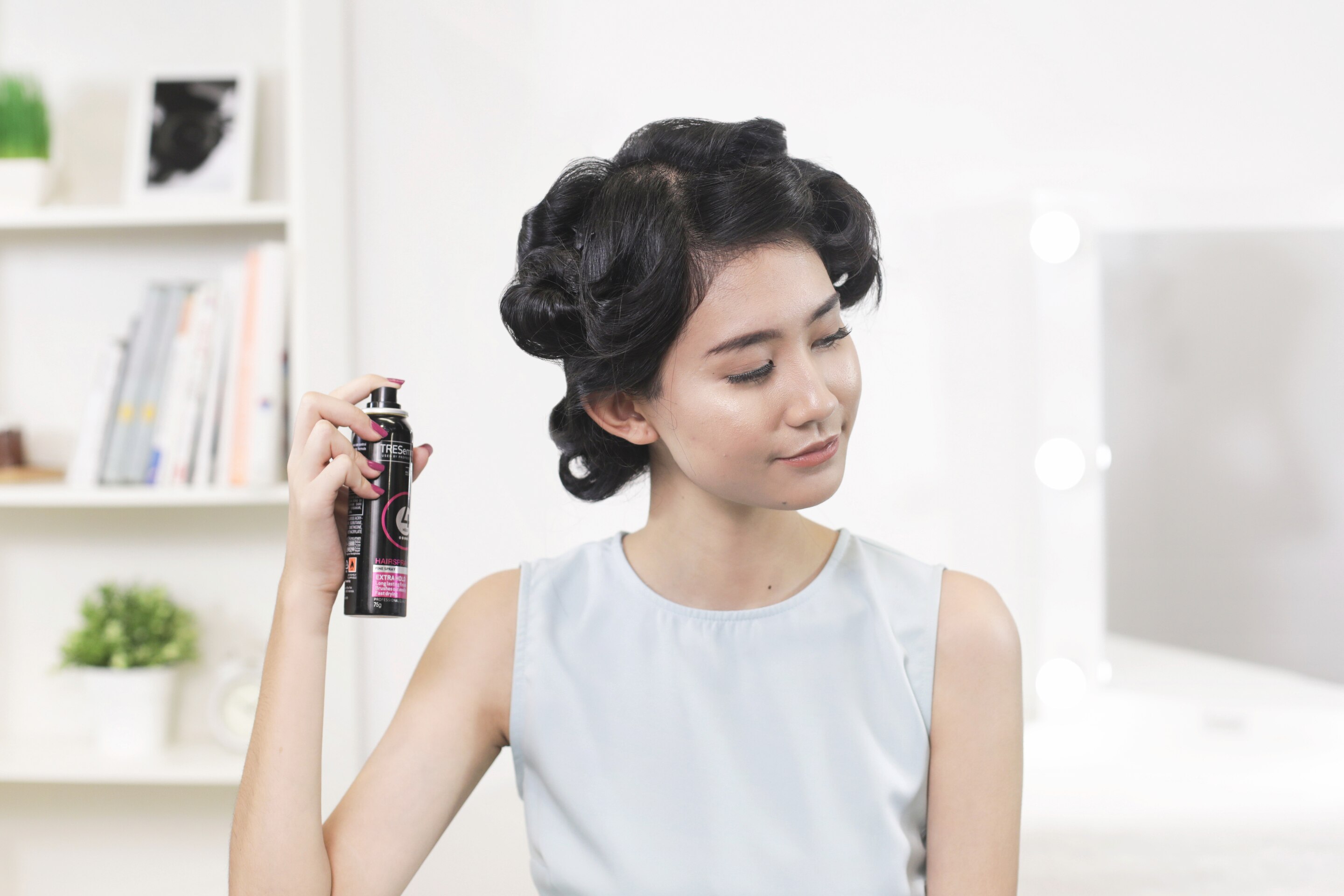 wanita dengan rambut digulung keriting gantung