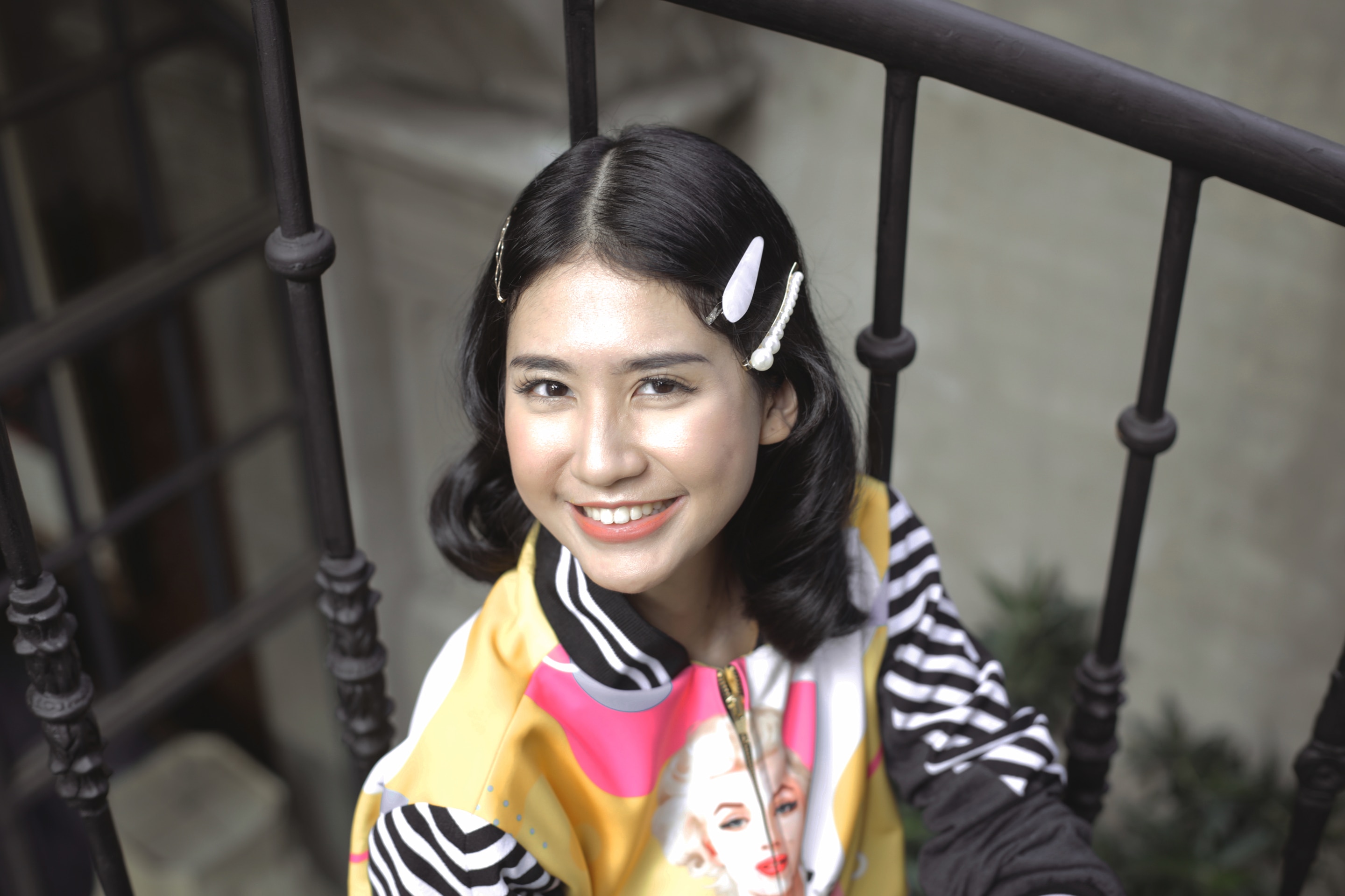 Pasang pearl hair clip untuk tampil modus seketika. (Foto: Natasha Estelle)