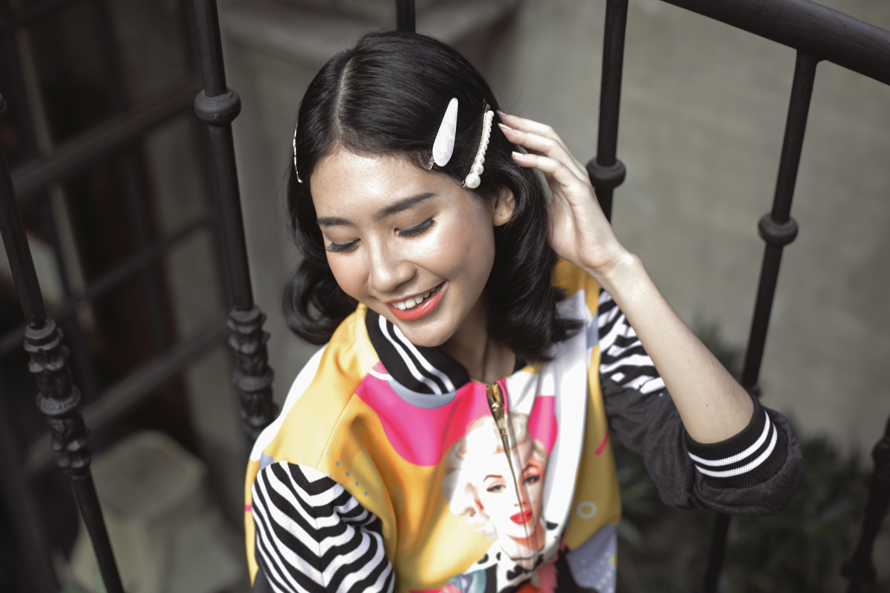 wanita asia dengan wavy short hair dan pearl hair clip