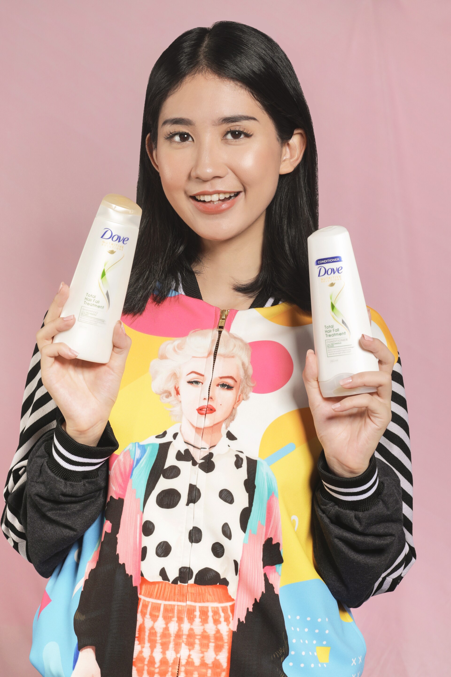 wanita asia berambut hitam pendek