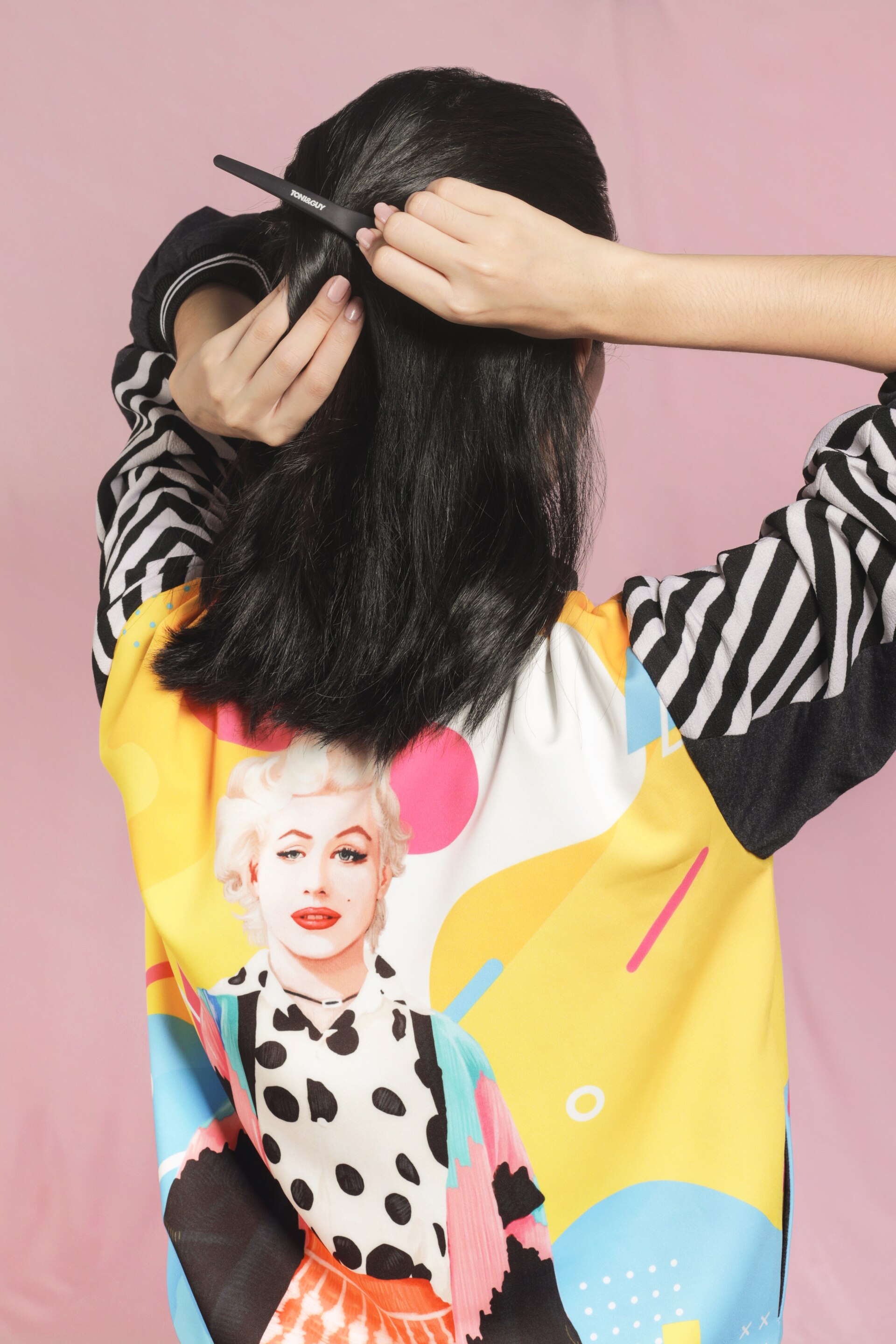 wanita asia berambut pendek sedang menjepit rambutwanita asia berambut pendek sedang menjepit rambut