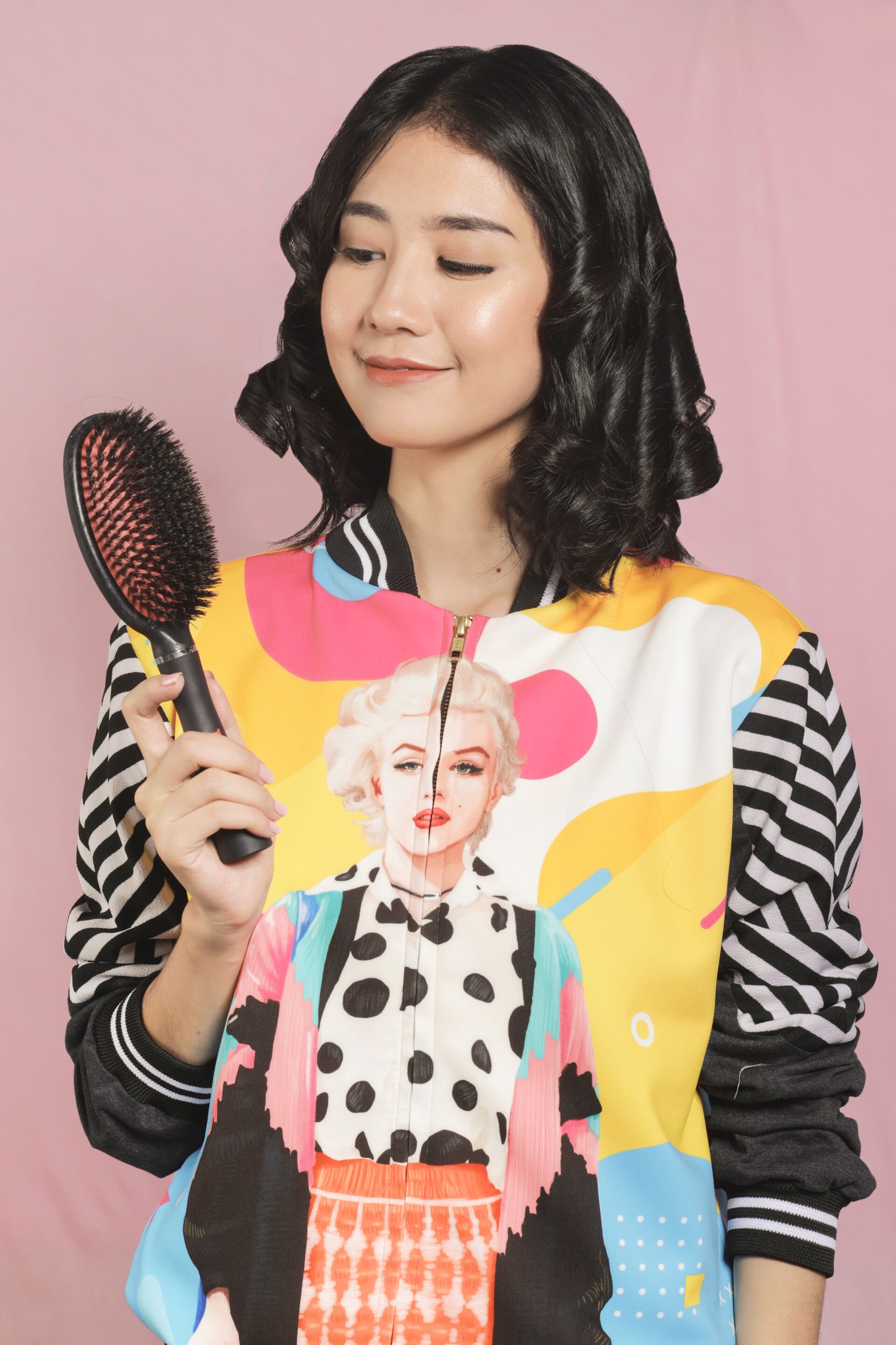 wanita asia berambut hitam menyisir rambut