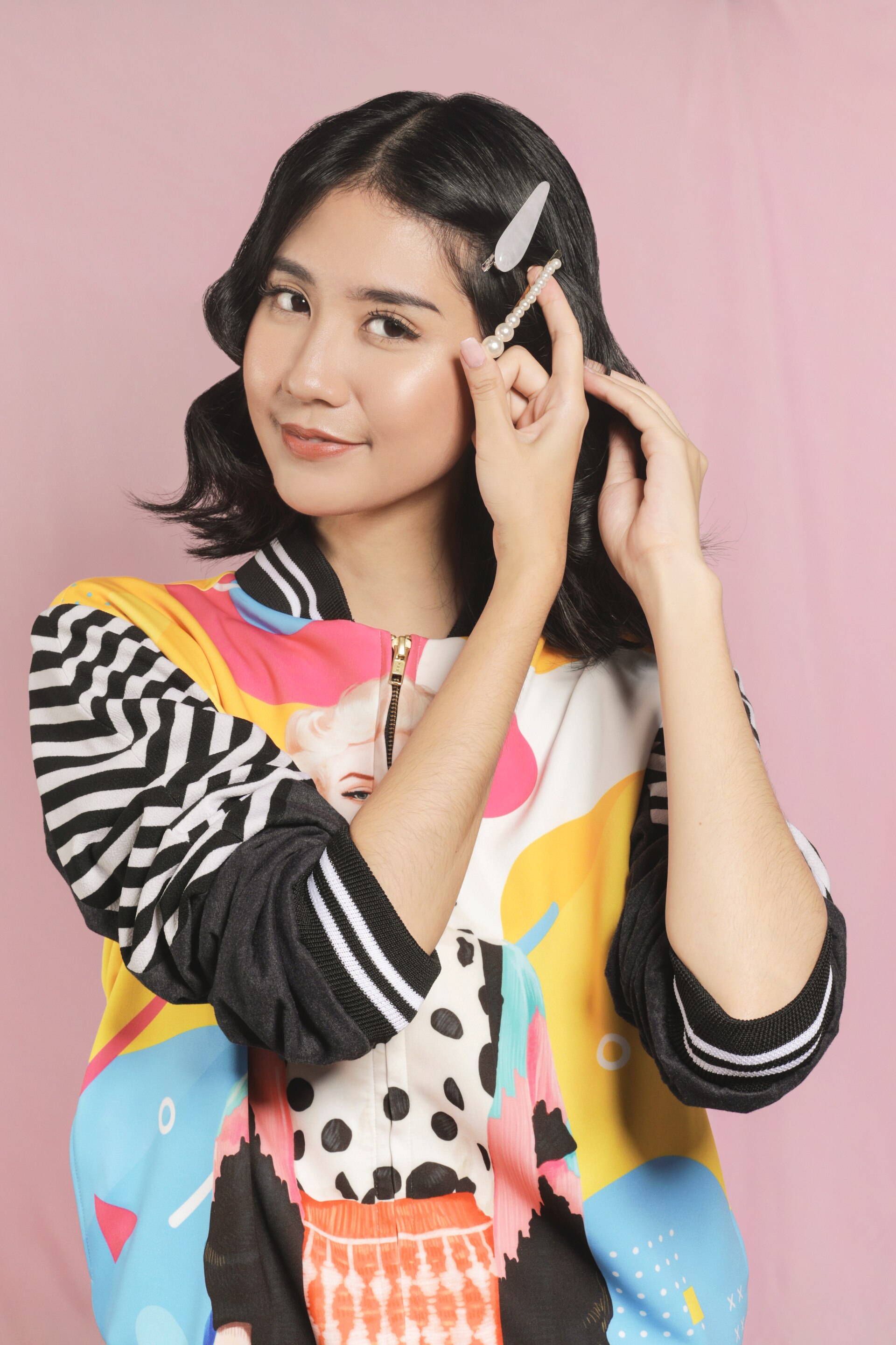 wanita asia berambut hitam sedang menjepit rambut