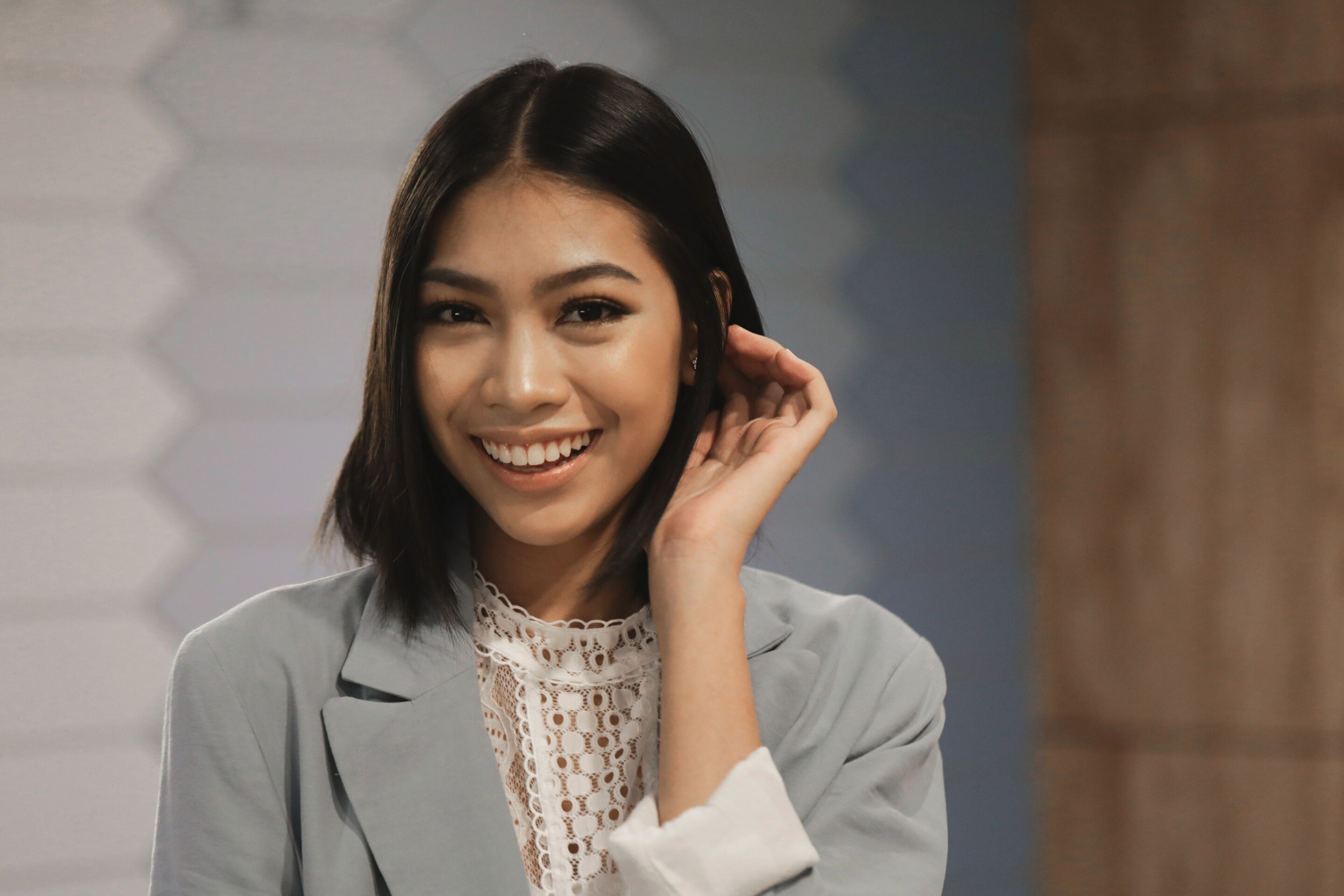 Wanita asia dengan wajah panjang dan model rambut bob