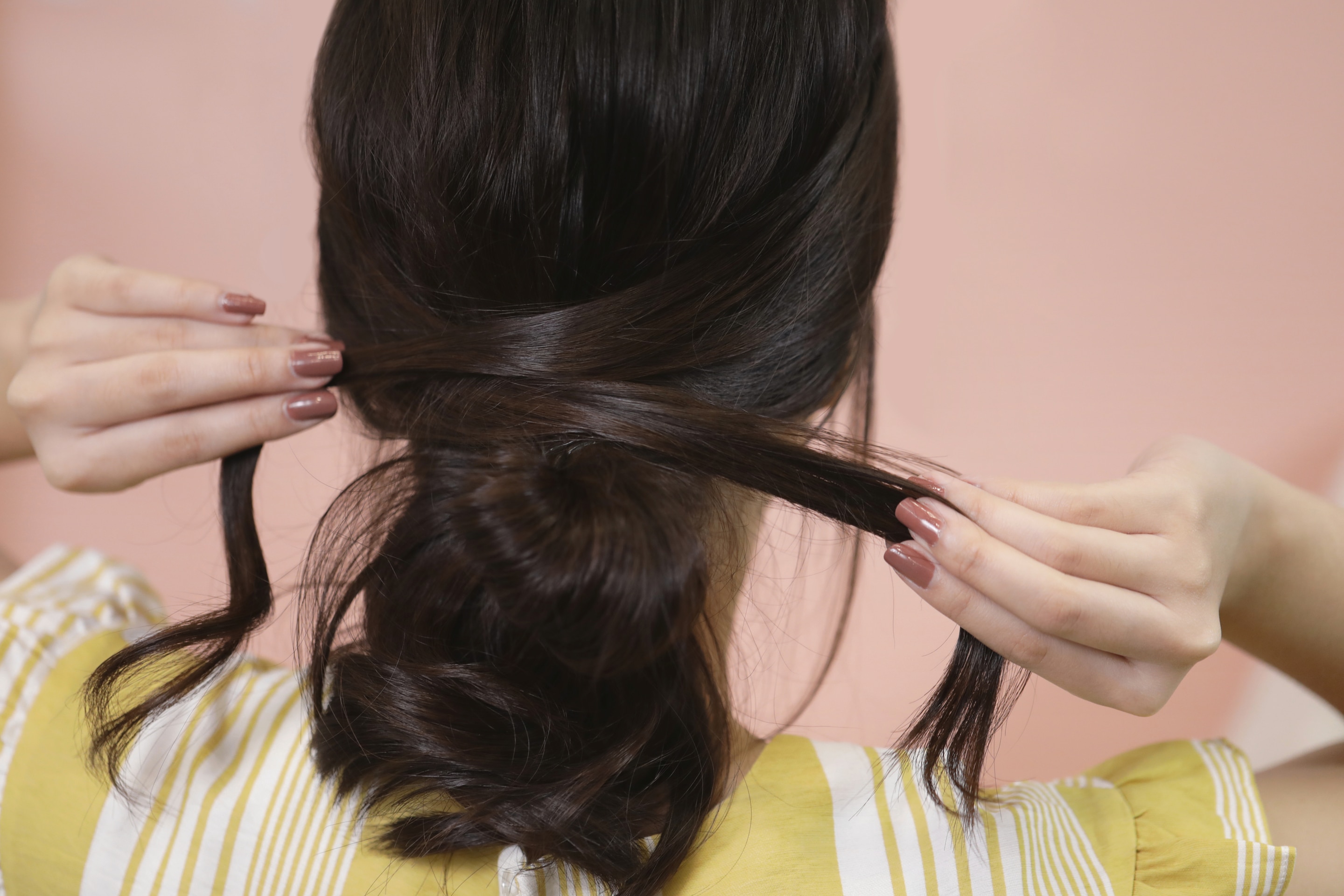 ผู้หญิงเอเชีย ผมยาว สาธิตวิธี เกล้าผมต่ำ