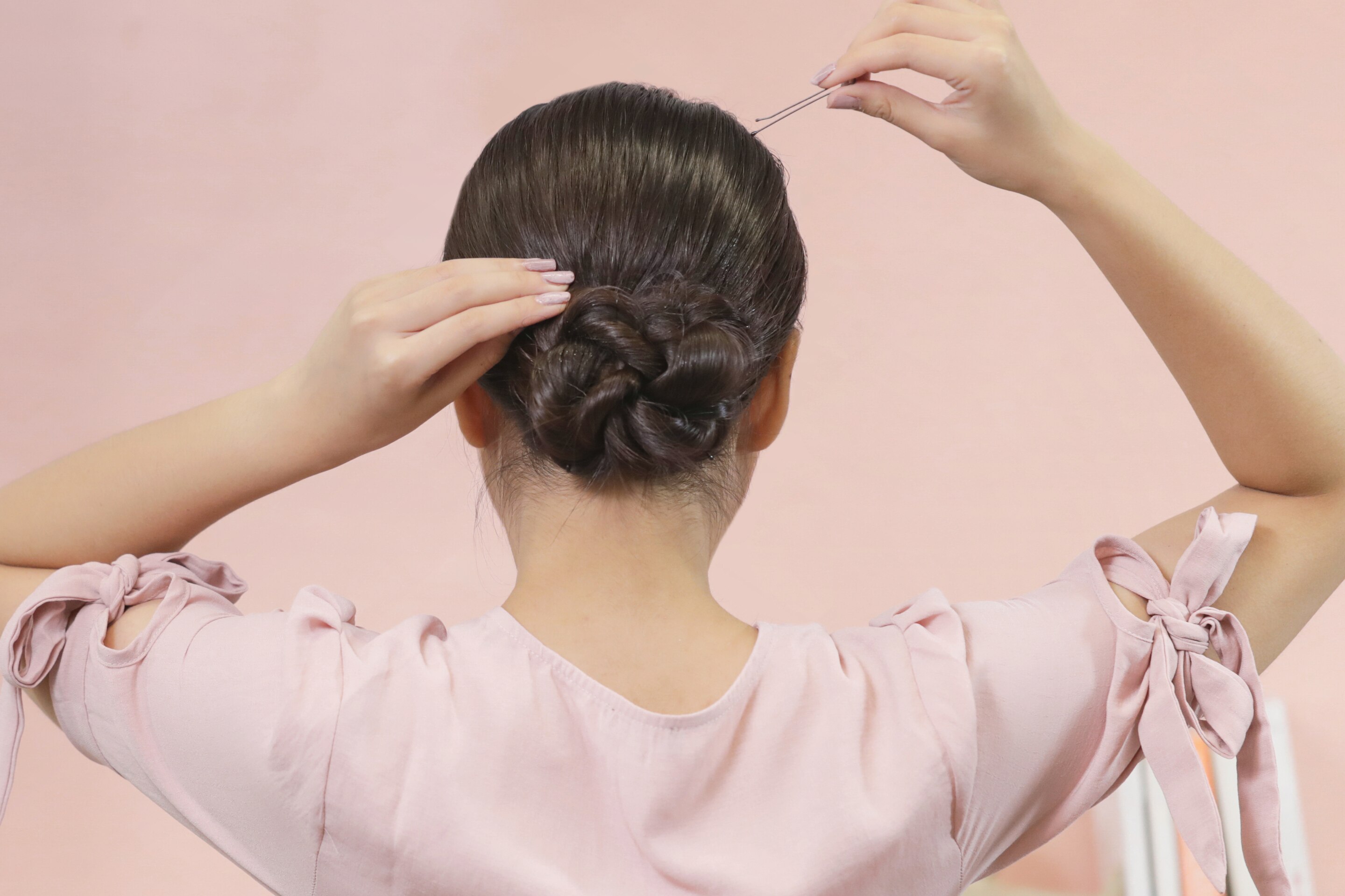 ผู้หญิงเอเชีย ผมยาว สาธิตวิธีเกล้าผม ผมเกล้าออกงาน