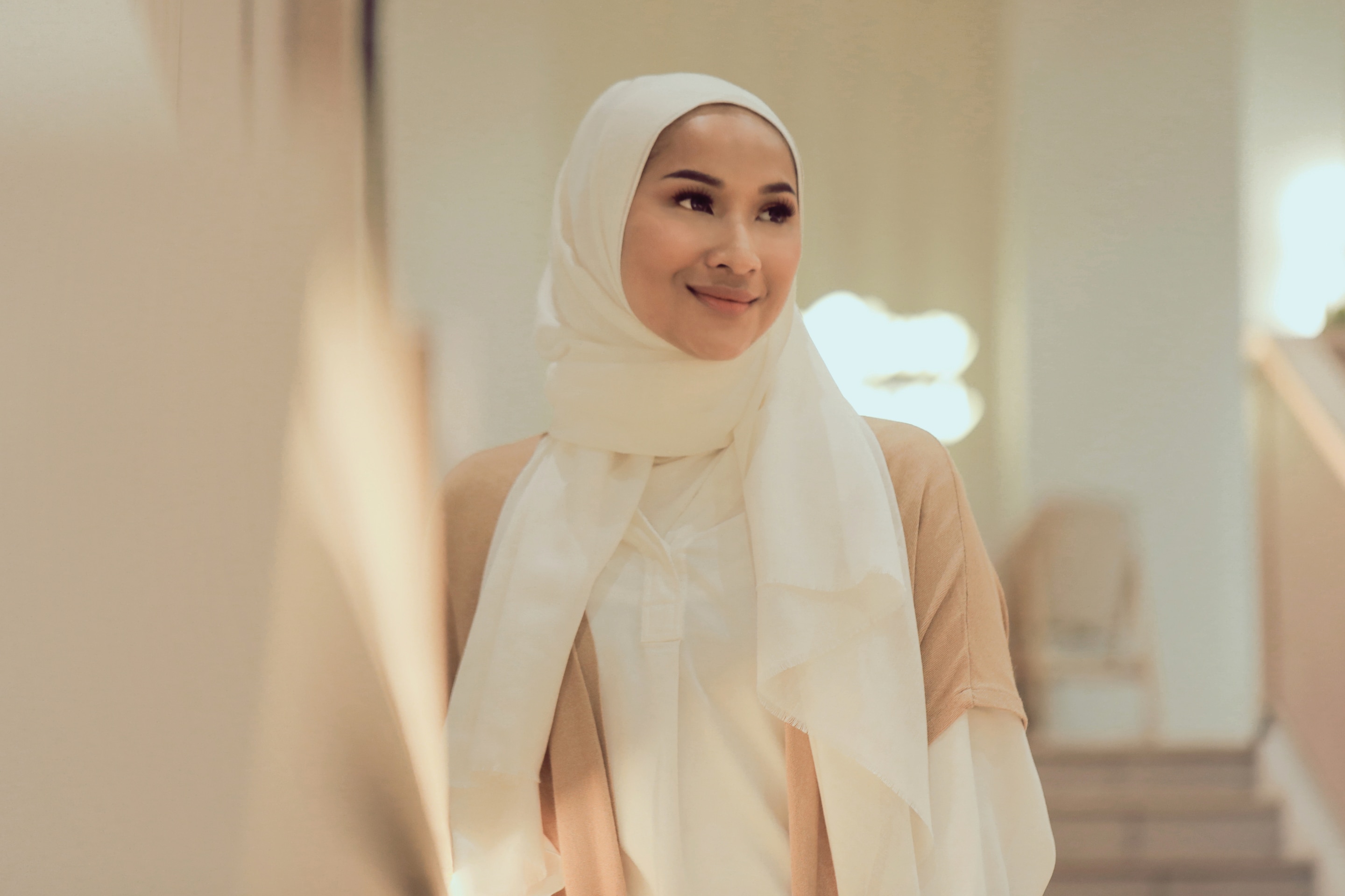 Untuk kantor yang tidak mewajibkan karyawan berpakaian resmi, gaya hijab pashmina semiformal ini bisa dipilih. (Foto: Natasha Estelle)