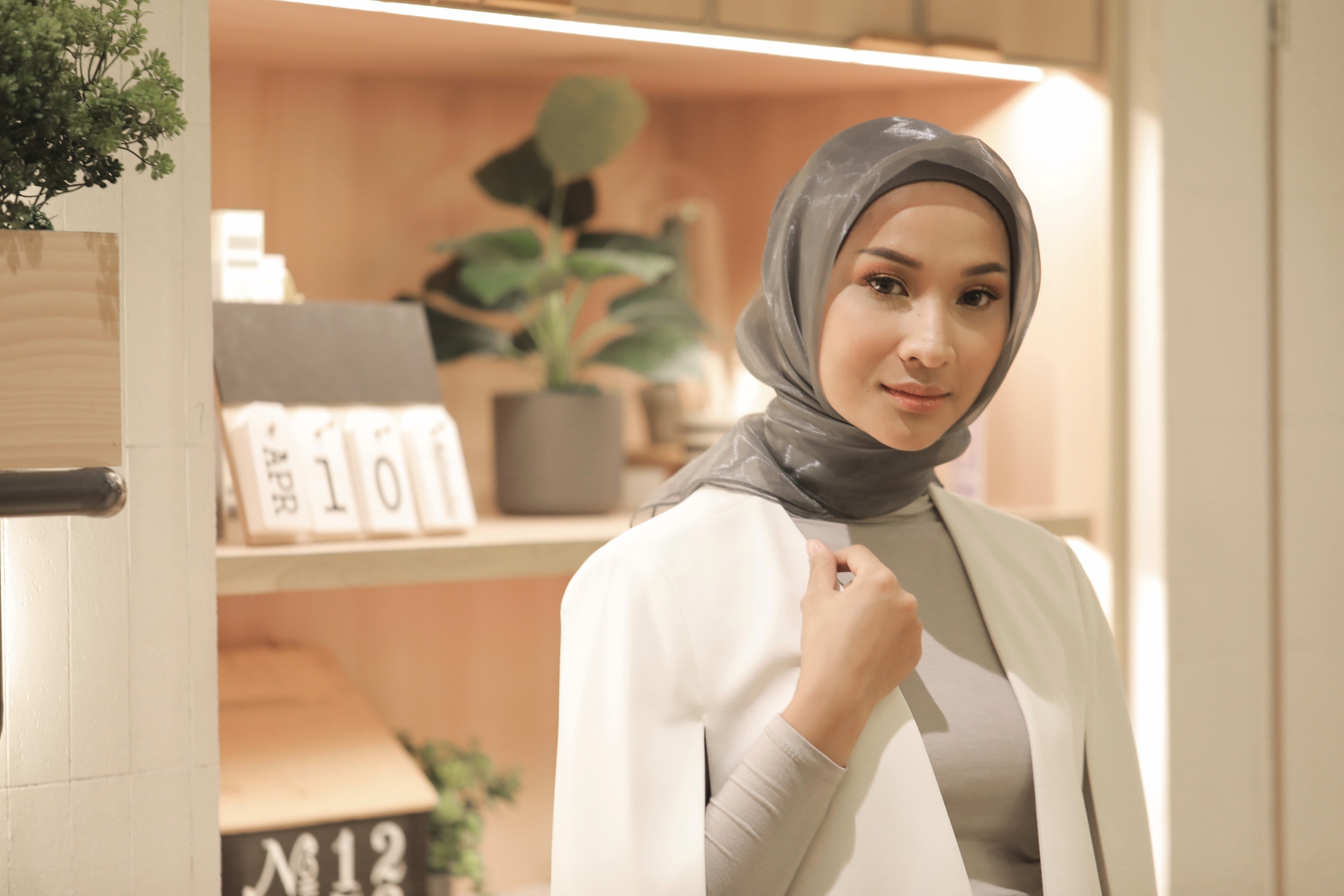 5 Tutorial Hijab Formal untuk ke Kantor, Simpel!