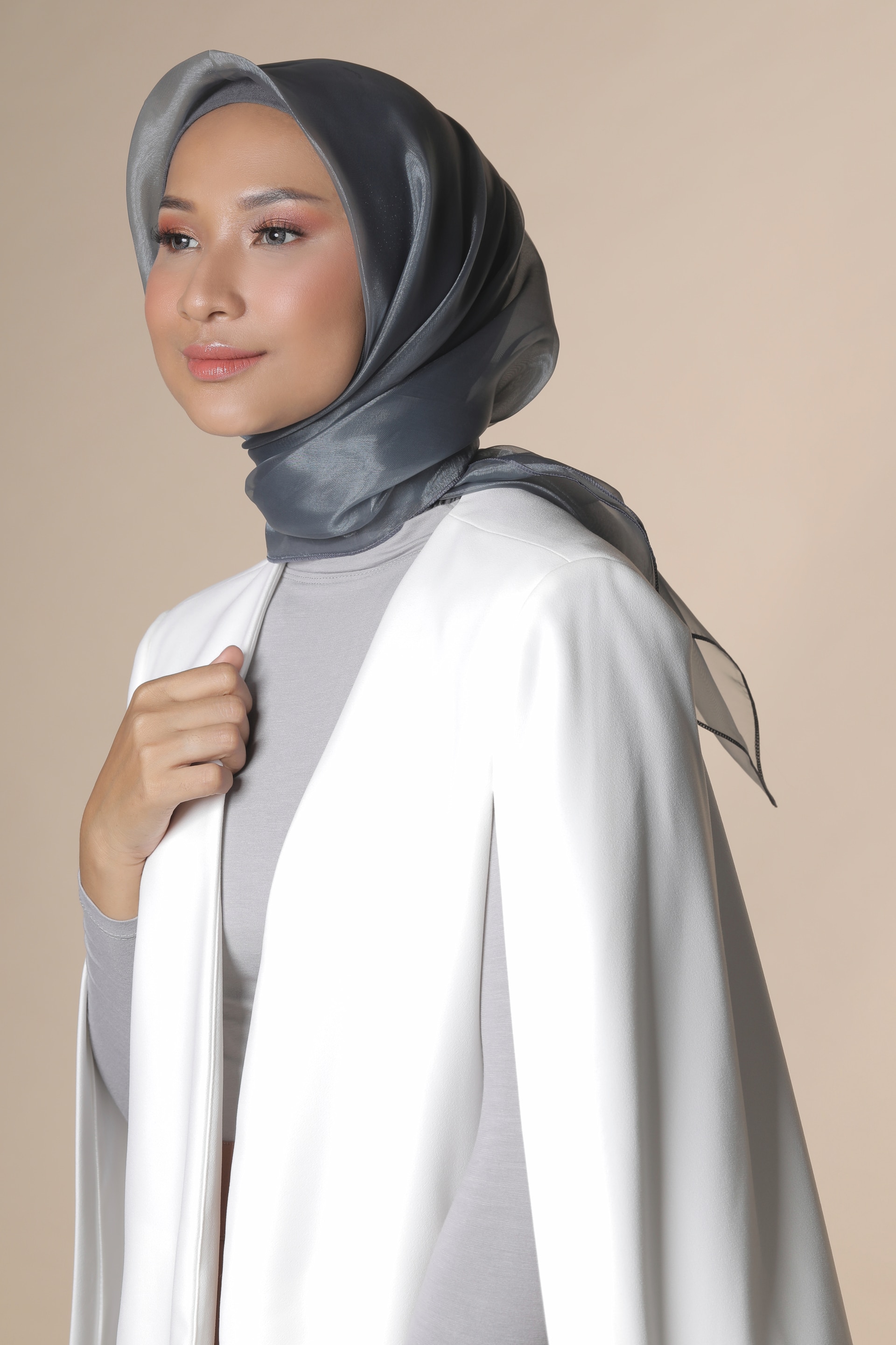 Wanita Asia memakai hijab abu-abu