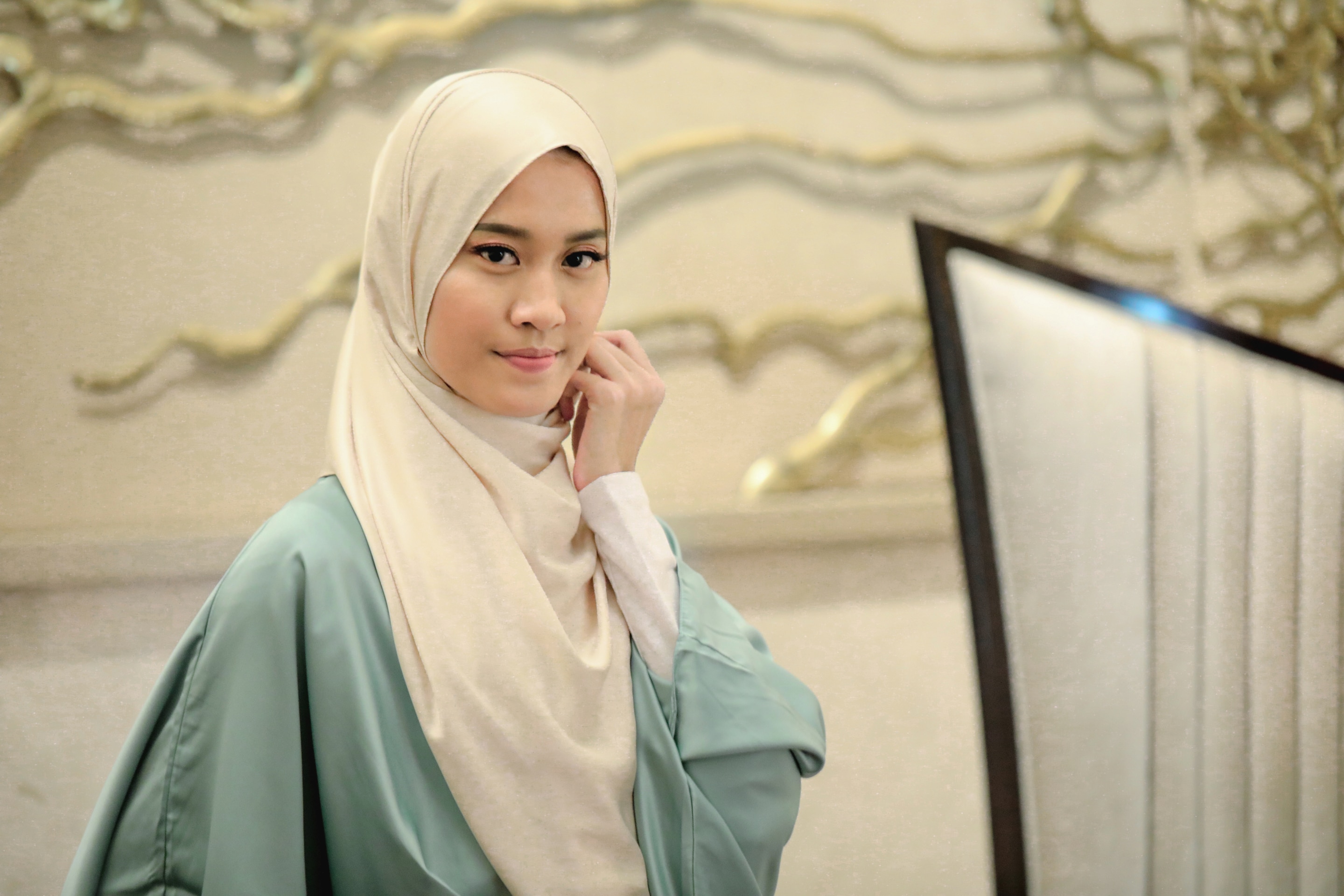 Wanita asia mengenakan hijab panjang