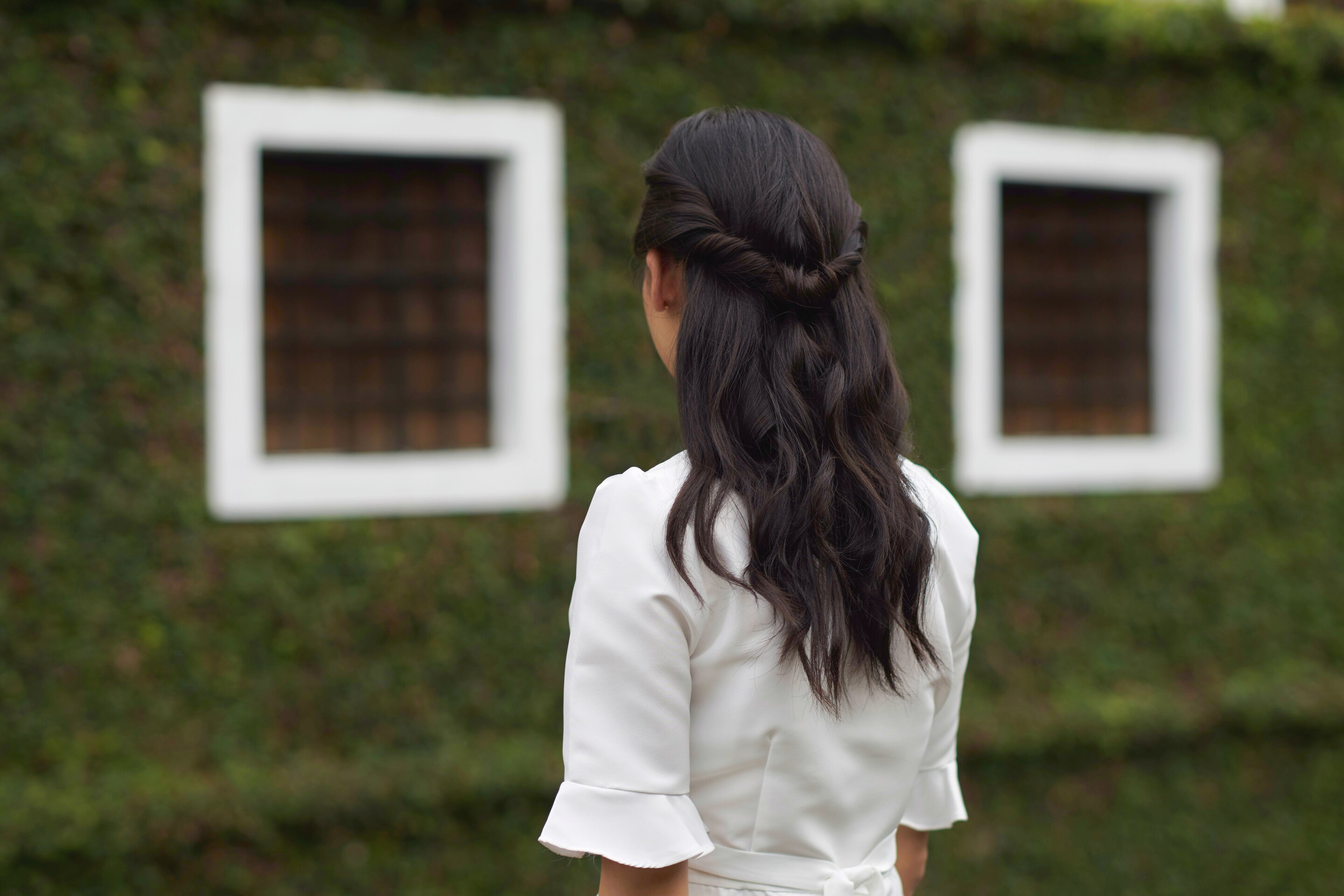 Cukup buat twist dengan menggulung rambut. (Foto: Natasha Estelle)