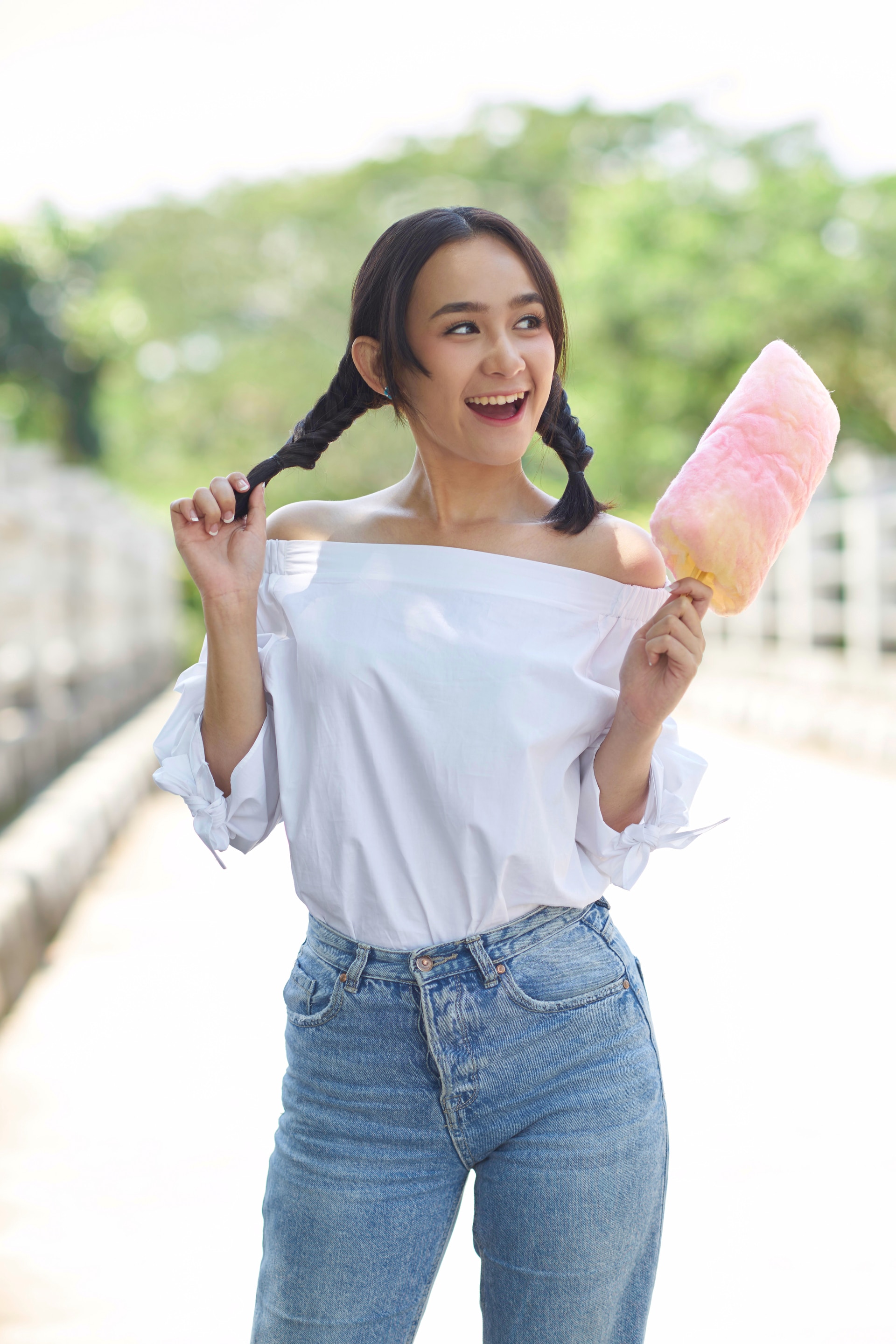 Gaya kepang pigtails dengan teknik kepang fishtail. (Foto: Shutterstock)