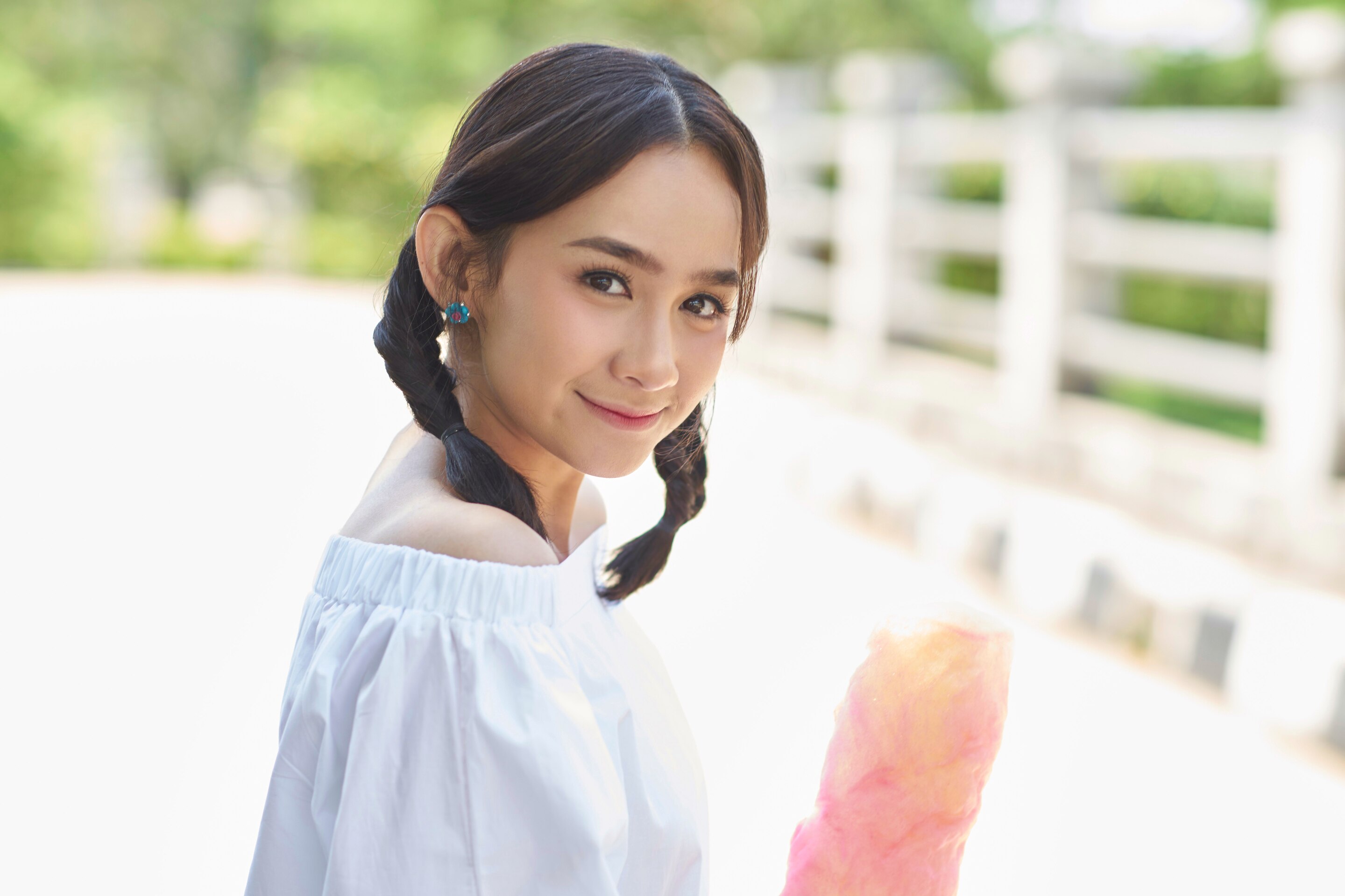 wanita asia dengan rambut kepang sebagai cara menghilangkan kebiasaan menyentuh rambut